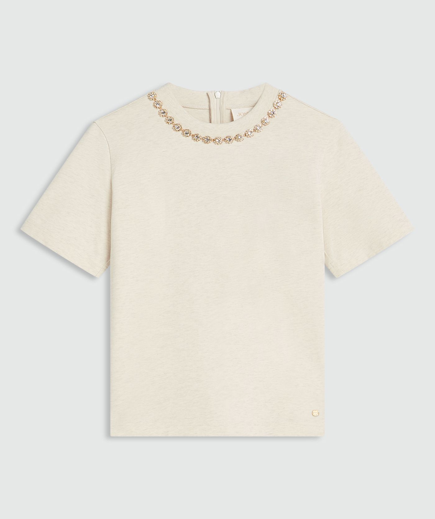 Een regular fit short sleeve T-shirt met strass rondom de neklijn zonder model, weergegeven op een lichtgrijze achtergrond