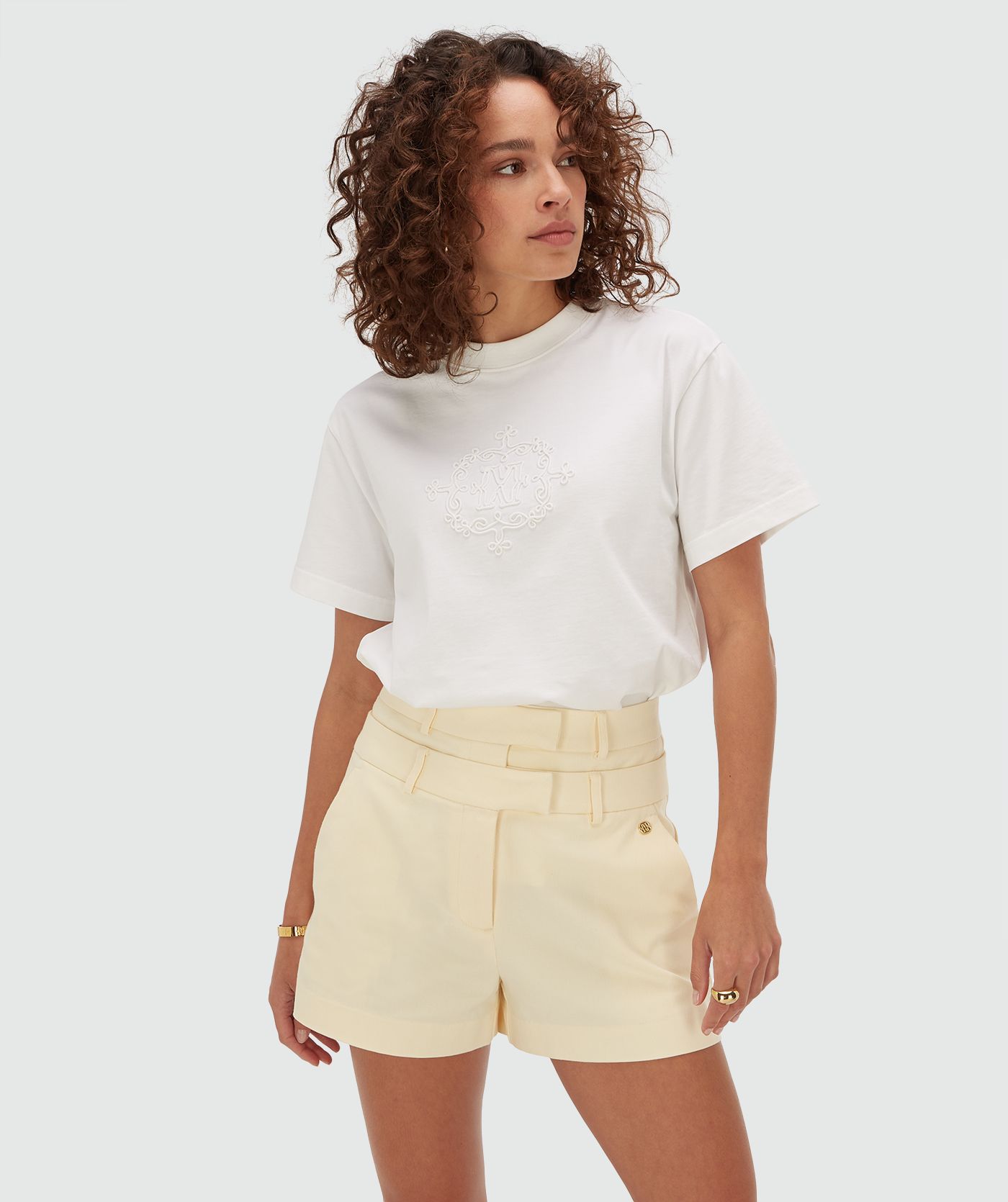 Model draagt een oversized T-shirt met logo in de kleur off white met geborduurd JOSH V logo