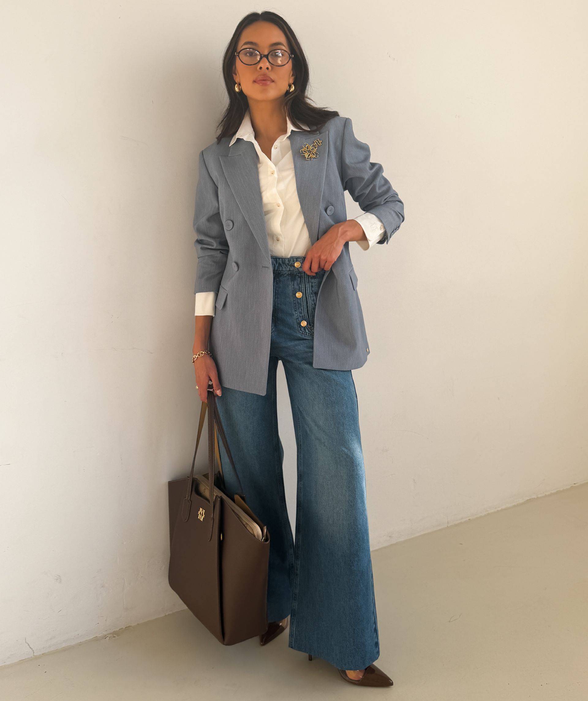 Model draagt een high waisted wide leg jeans