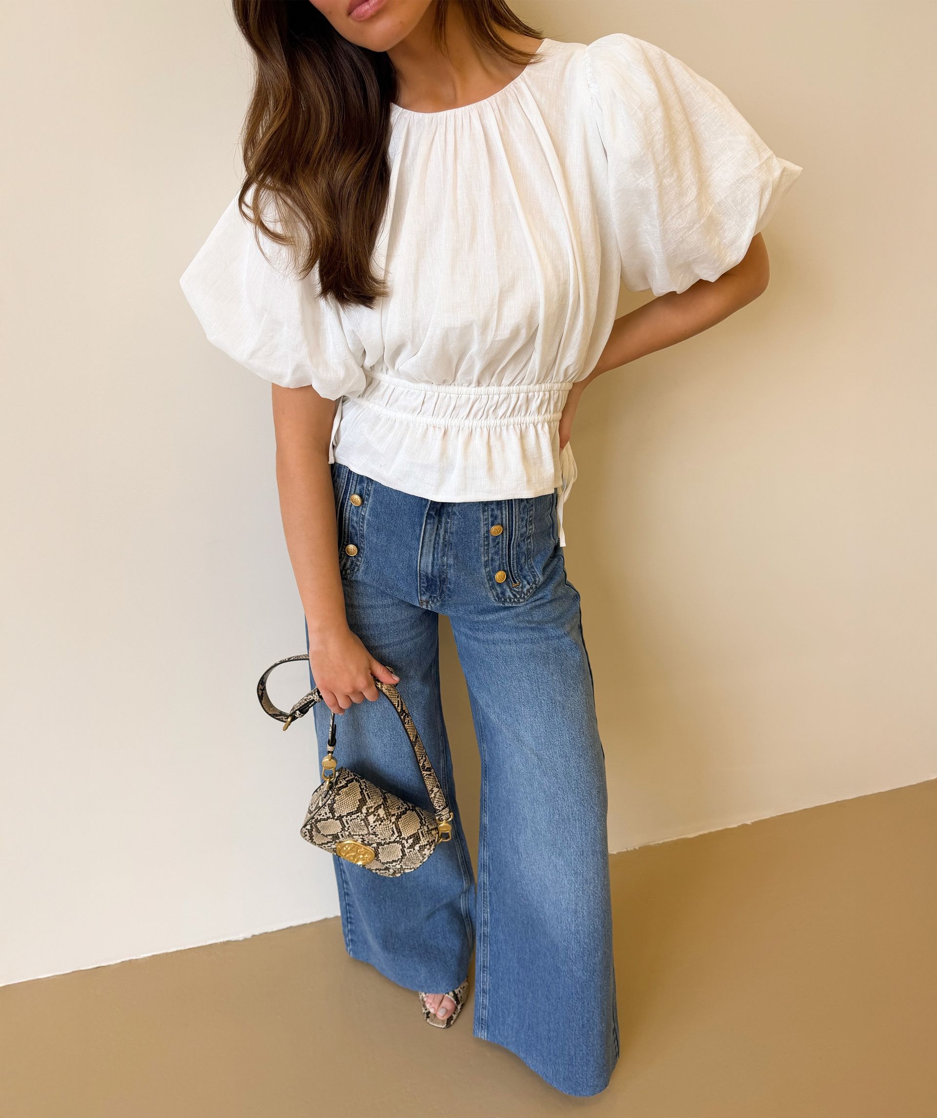 Model draagt een high waisted wide leg jeans