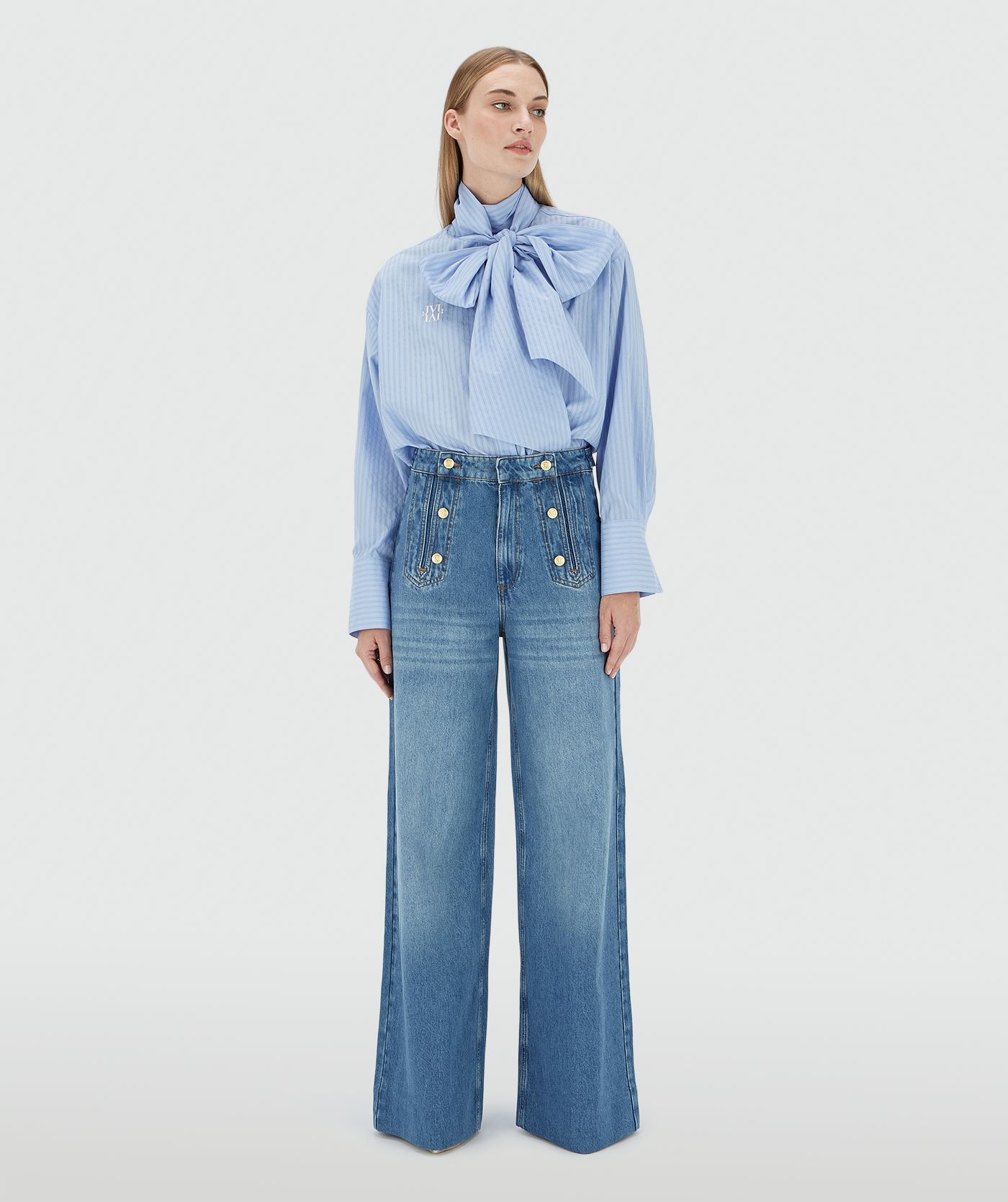 Model draagt een high waisted wide leg jeans