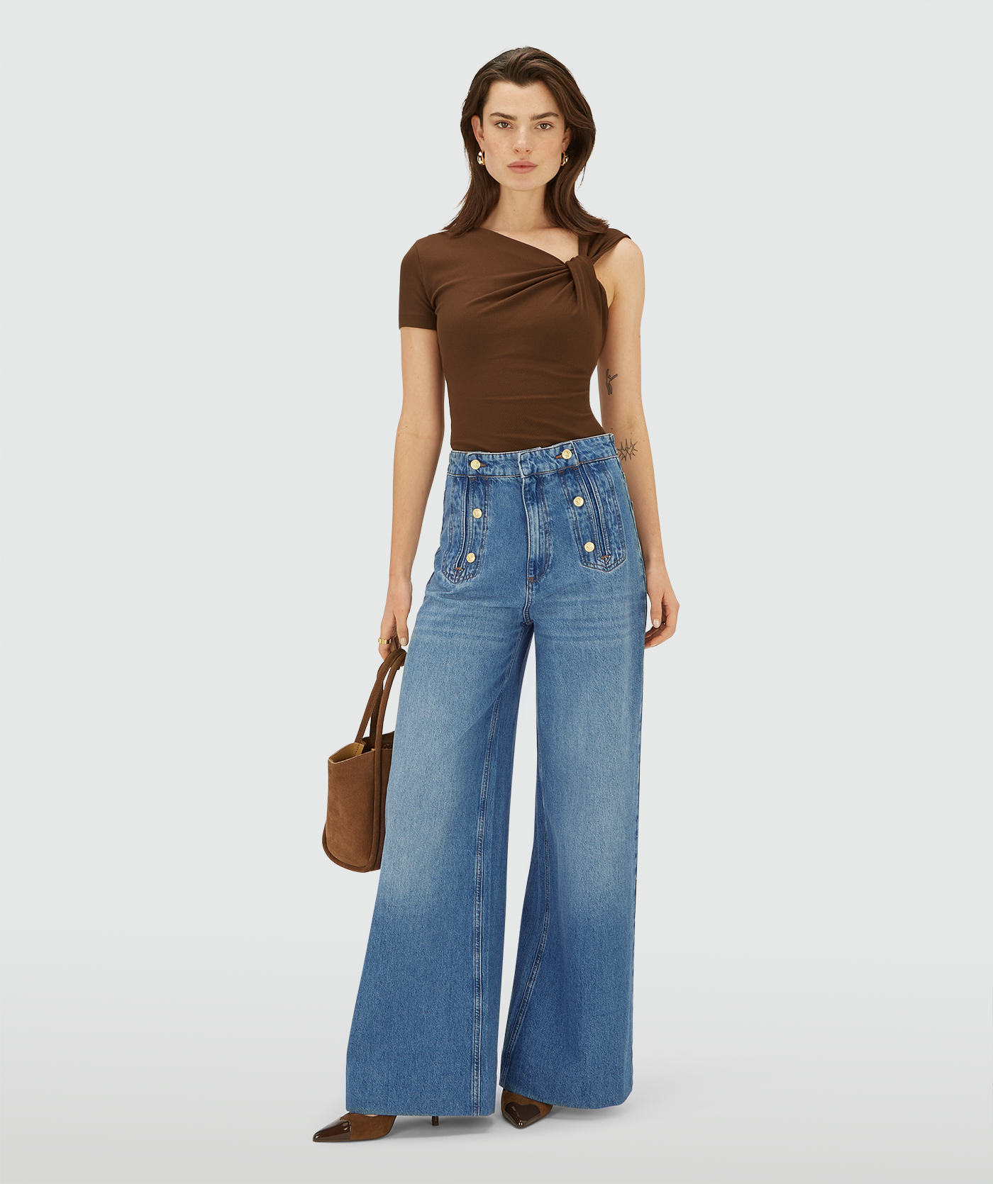 Model draagt een high waisted wide leg jeans