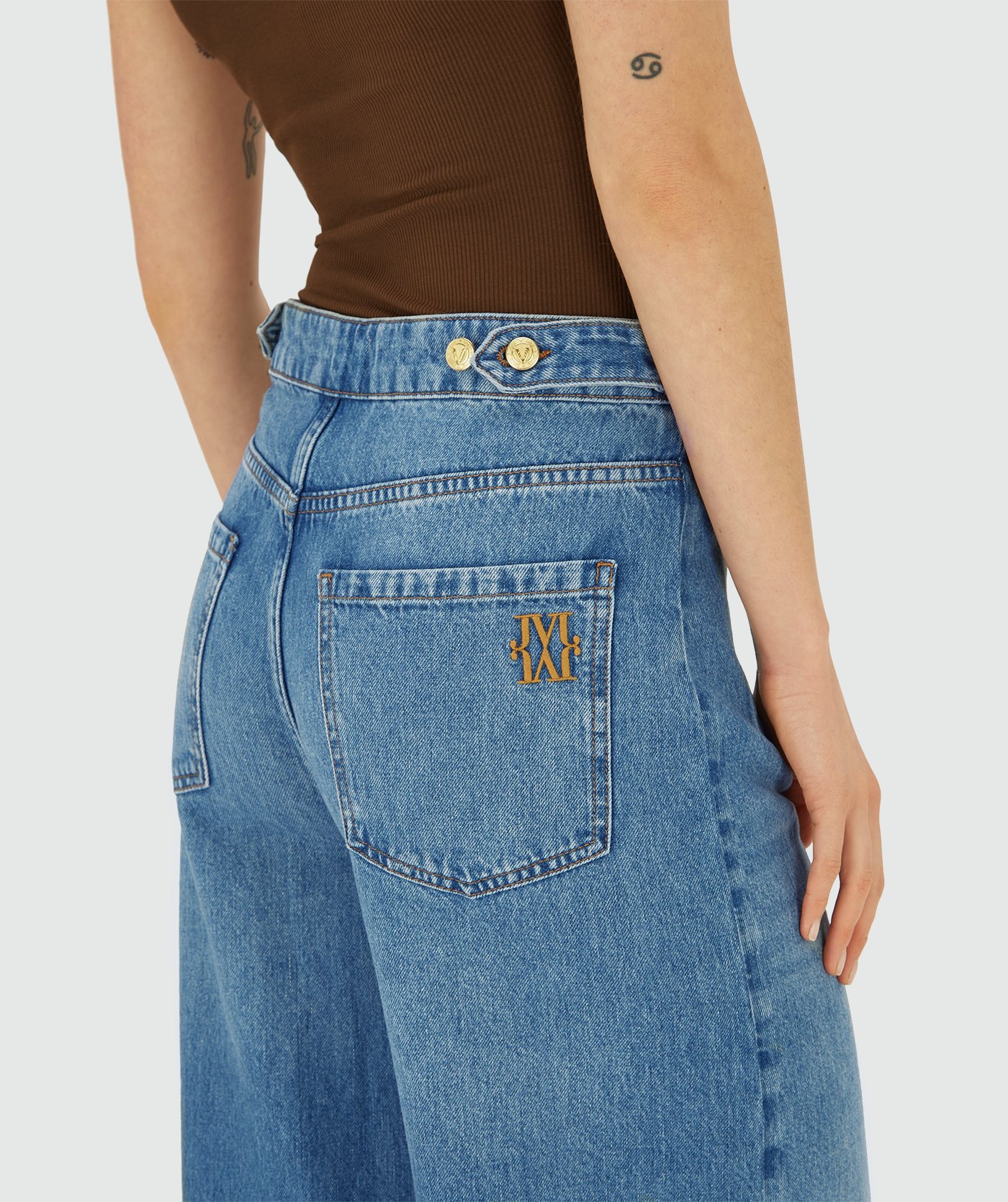 Model draagt een high waisted wide leg jeans