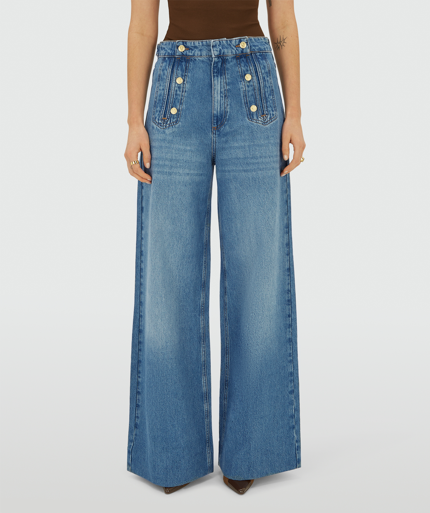 Model draagt een high waisted wide leg jeans