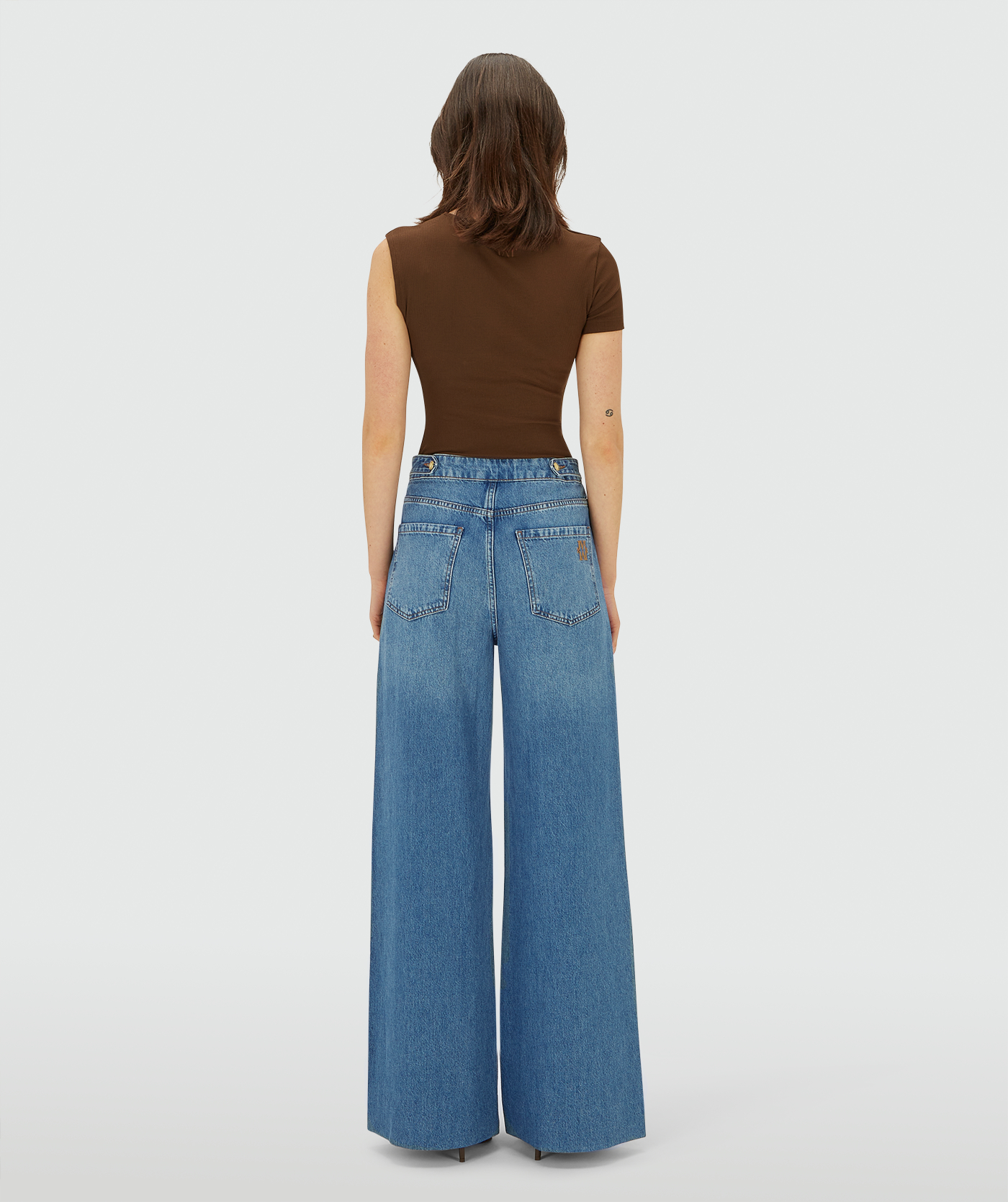 Model draagt een high waisted wide leg jeans