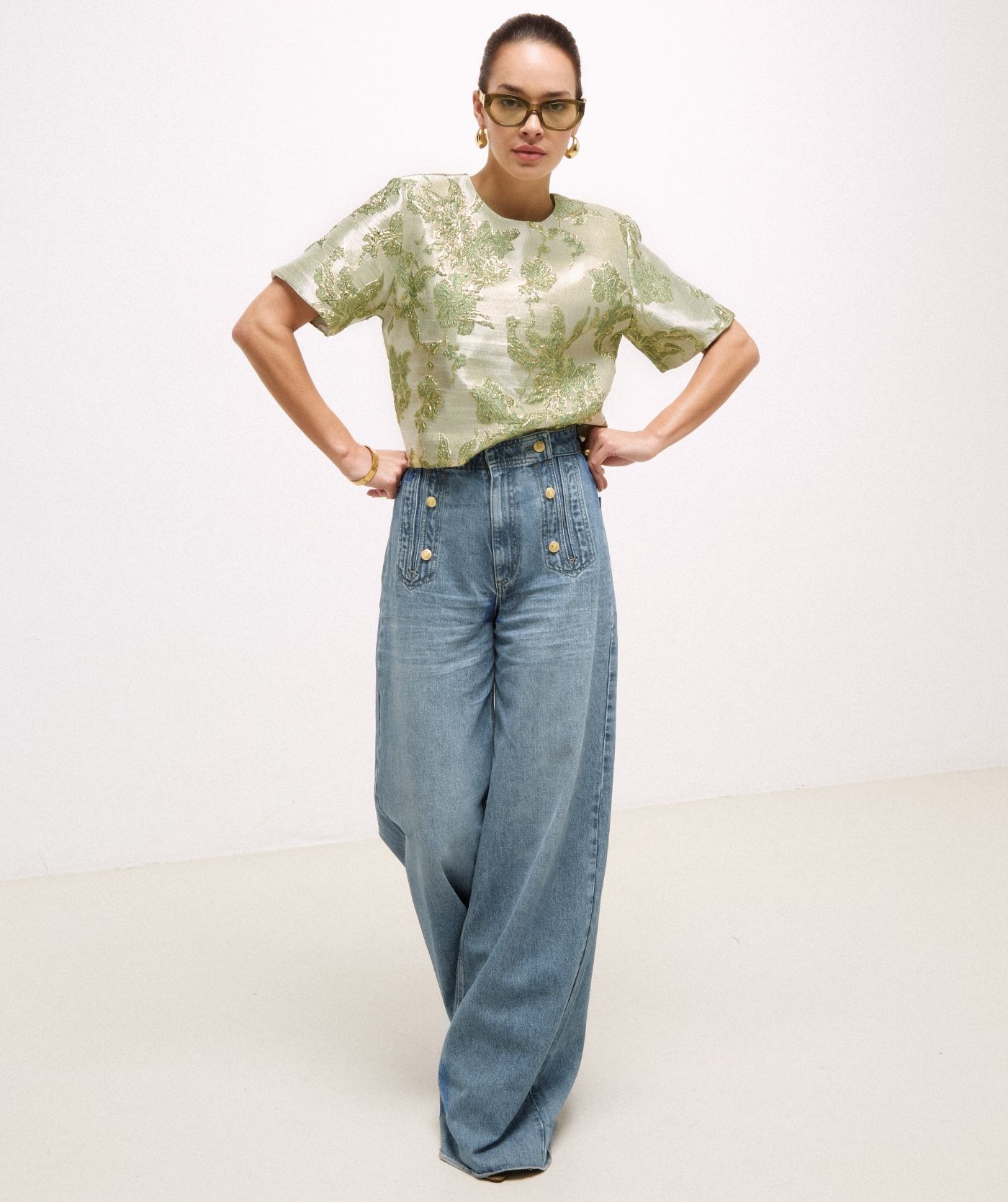 Model draagt een high waisted wide leg jeans in de kleur Light Blue Denim