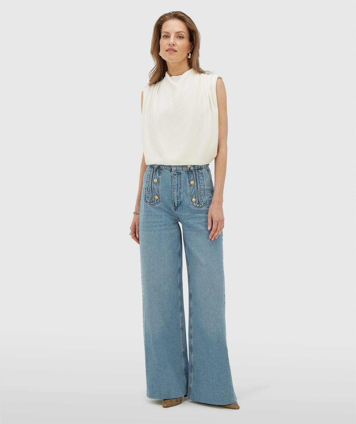 Model draagt een high waisted wide leg jeans in de kleur Light Blue Denim