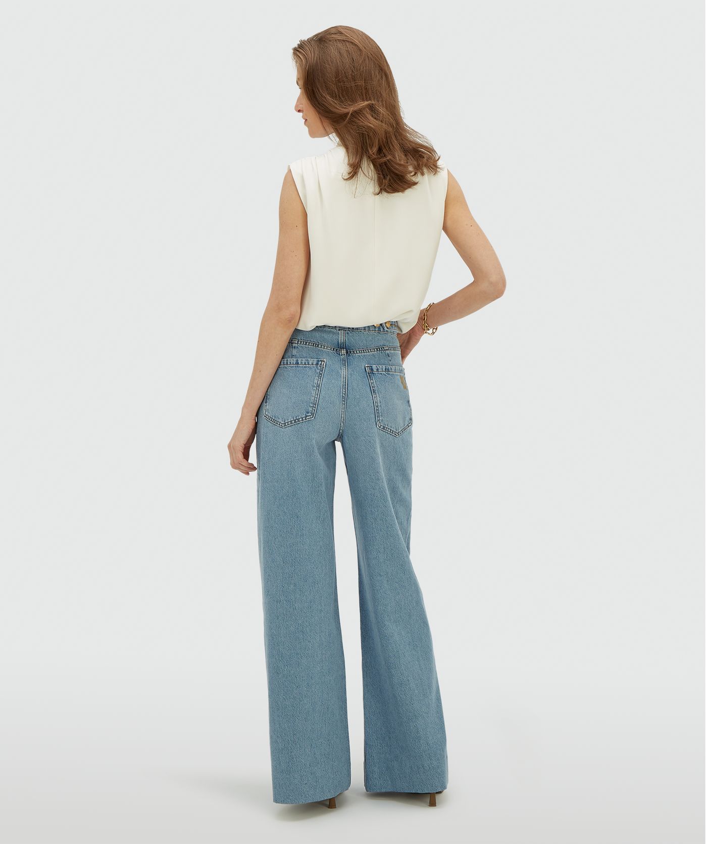 Achteraanzicht van een model in een high waisted wide leg jeans in de kleur Light Blue Denim