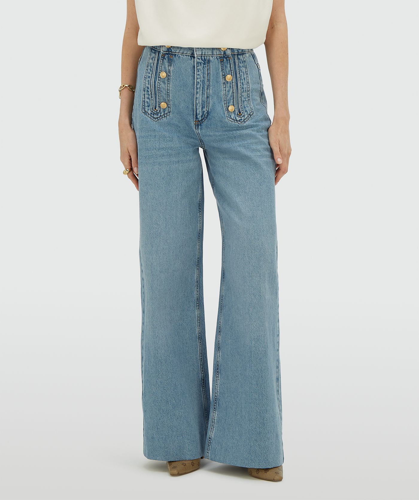 Model draagt een high waisted wide leg jeans in de kleur Light Blue Denim