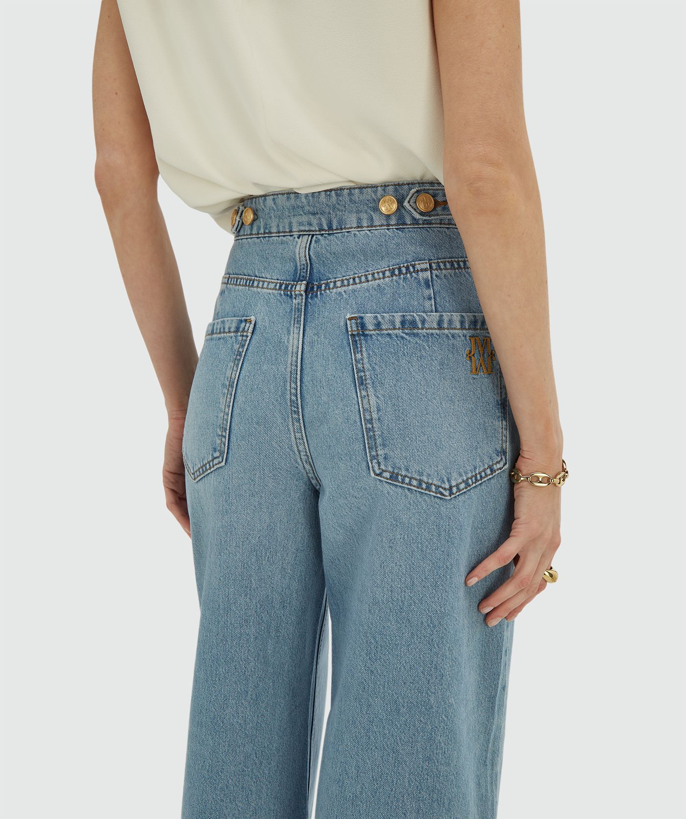 Achteraanzicht van een model in een high waisted wide leg jeans in de kleur Light Blue Denim