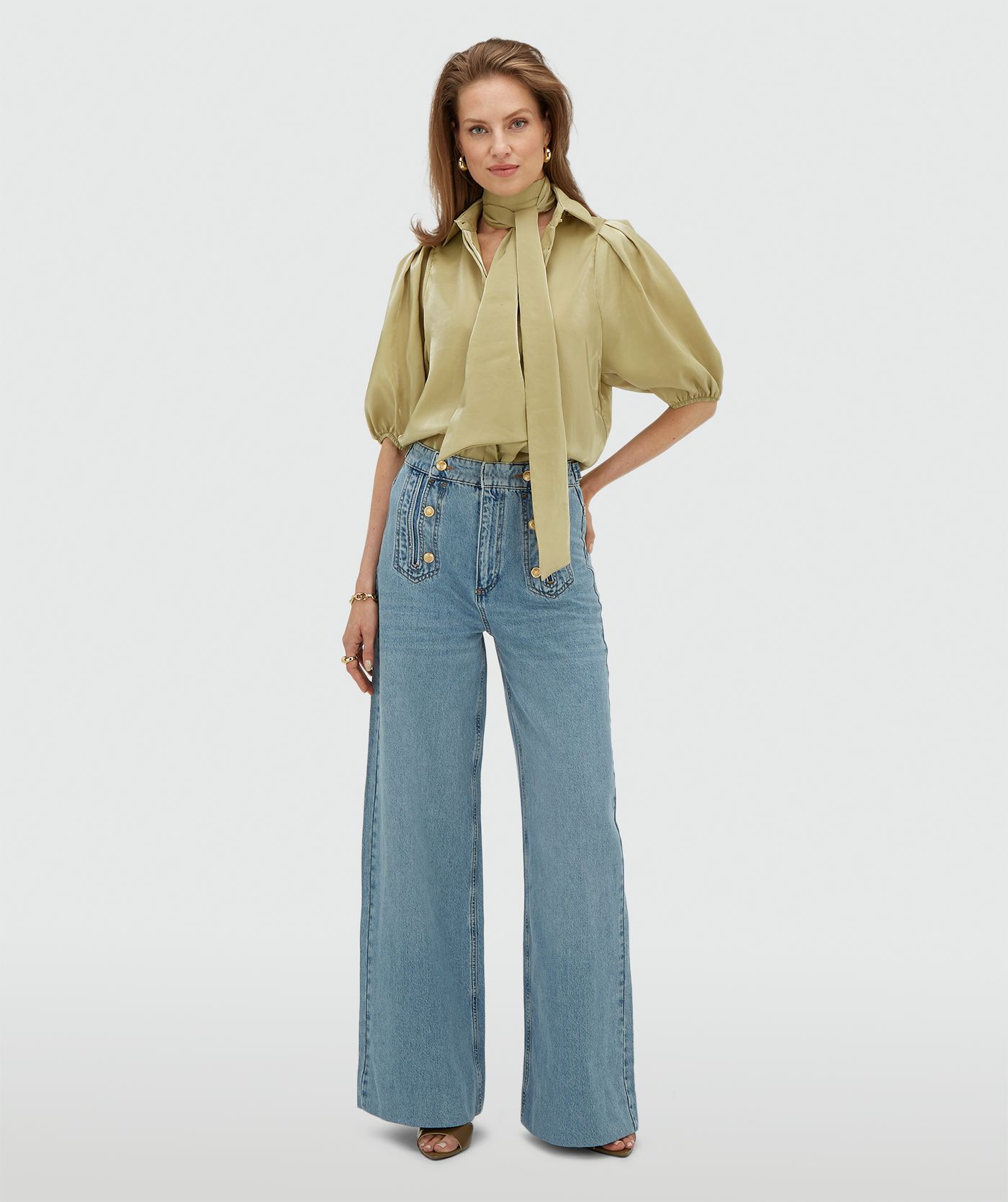 Model draagt een high waisted wide leg jeans in de kleur Light Blue Denim