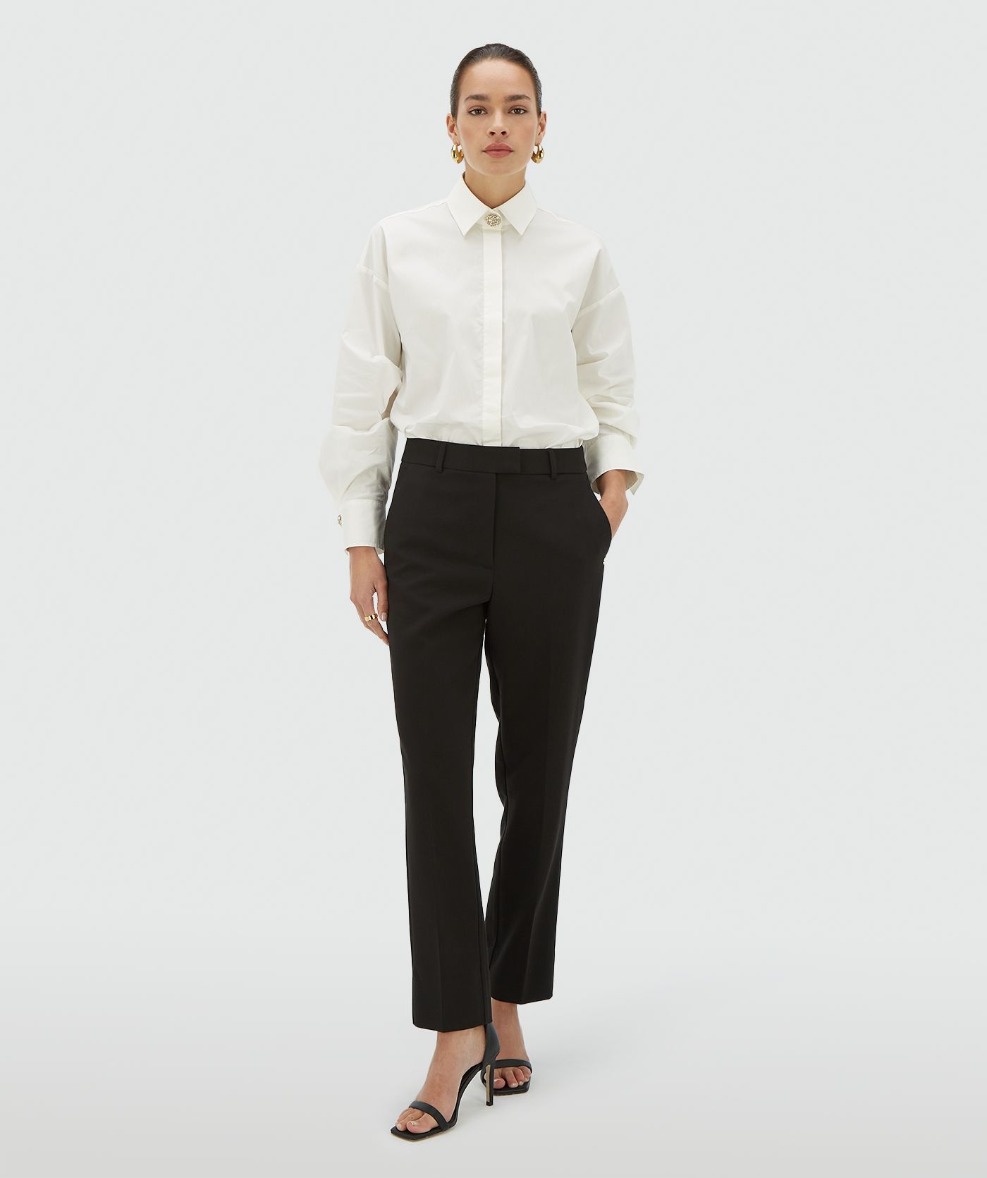 Model draagt een mid rise straight fit zwarte pantalon - JOSH V