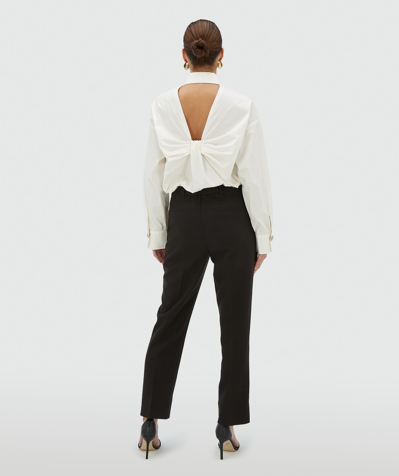 Achteraanzicht van een model in een mid rise straight fit zwarte pantalon - JOSH V