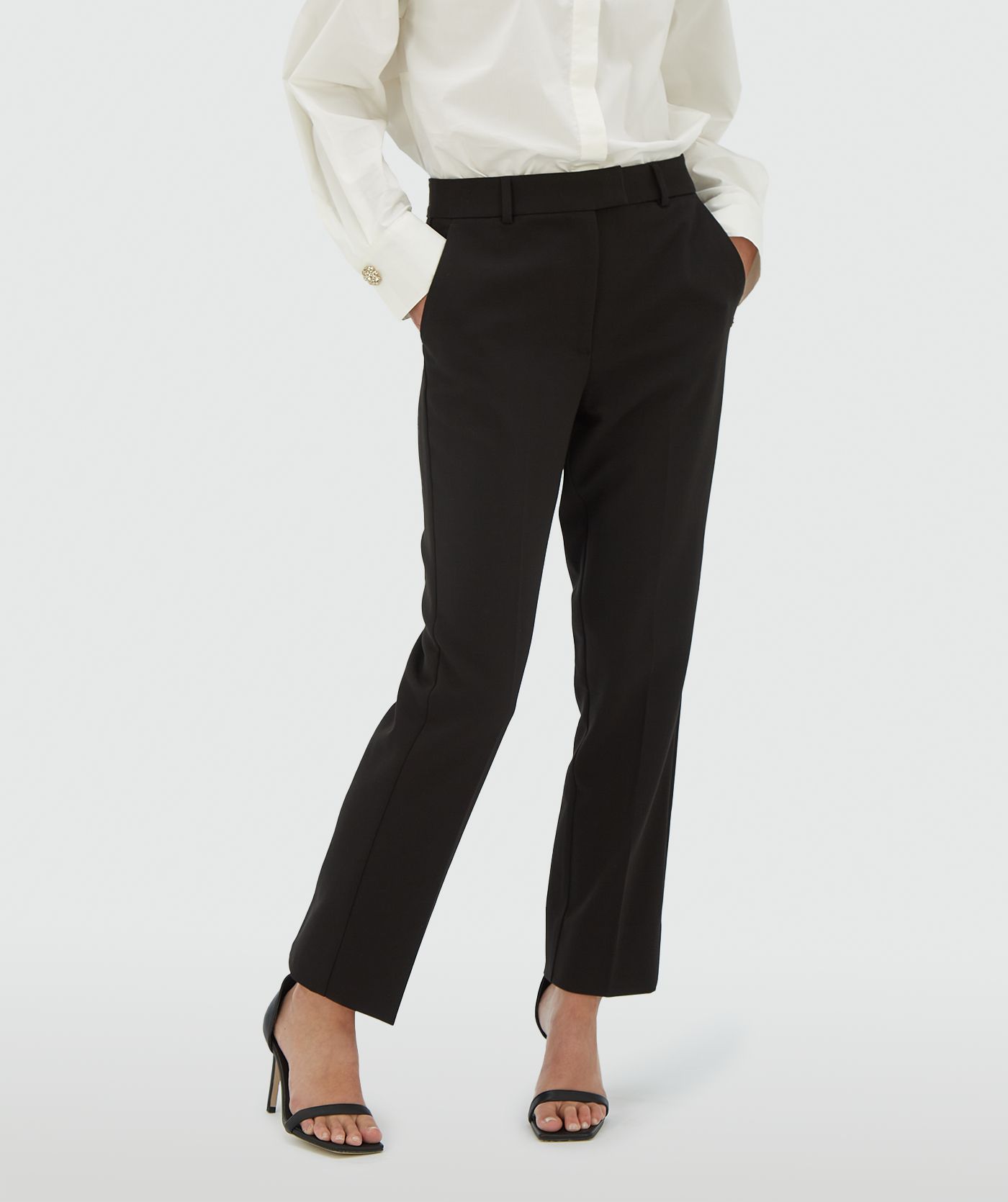 Model draagt een mid rise straight fit zwarte pantalon - JOSH V