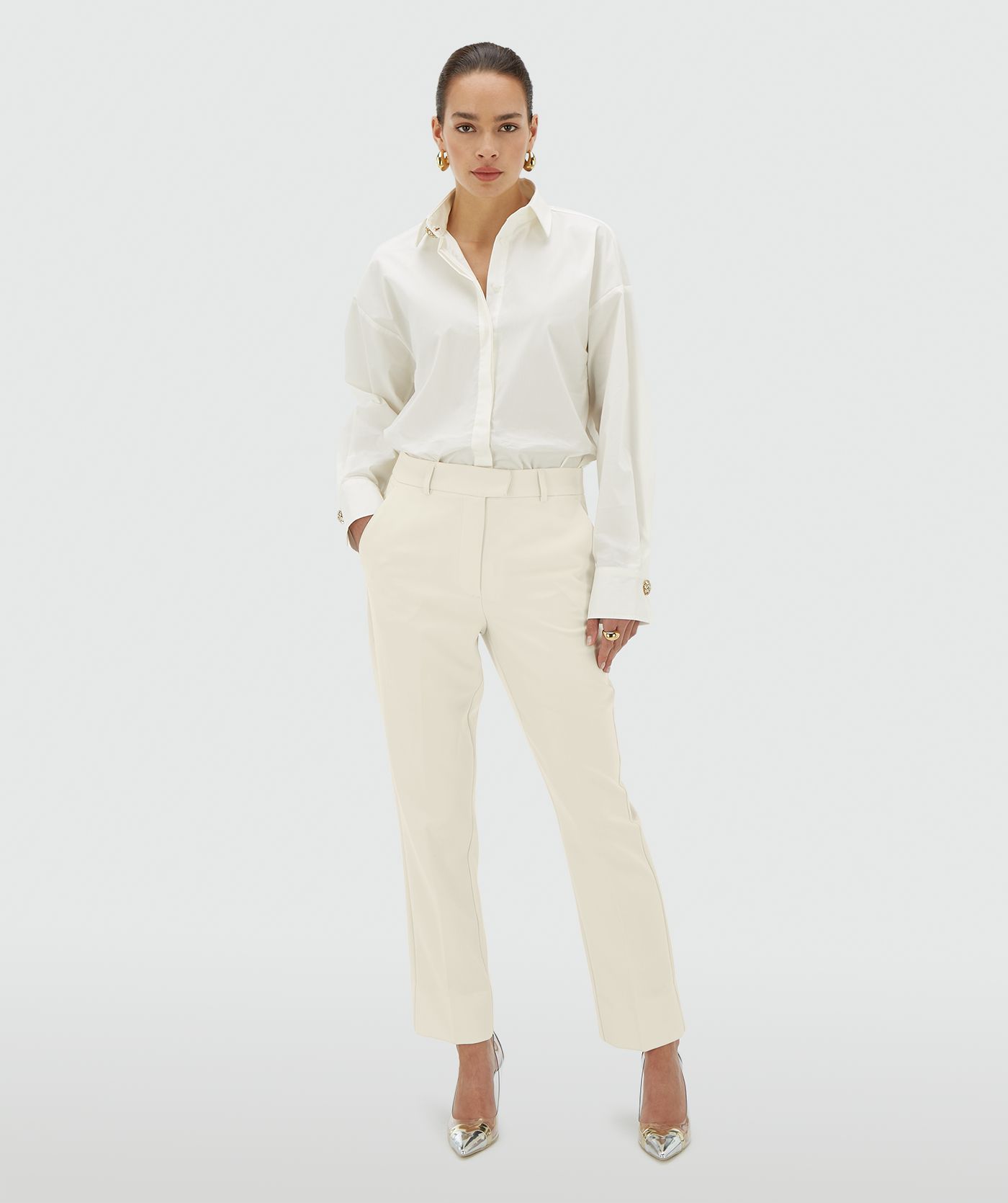 Model draagt een mid rise straight fit creme white pantalon - JOSH V