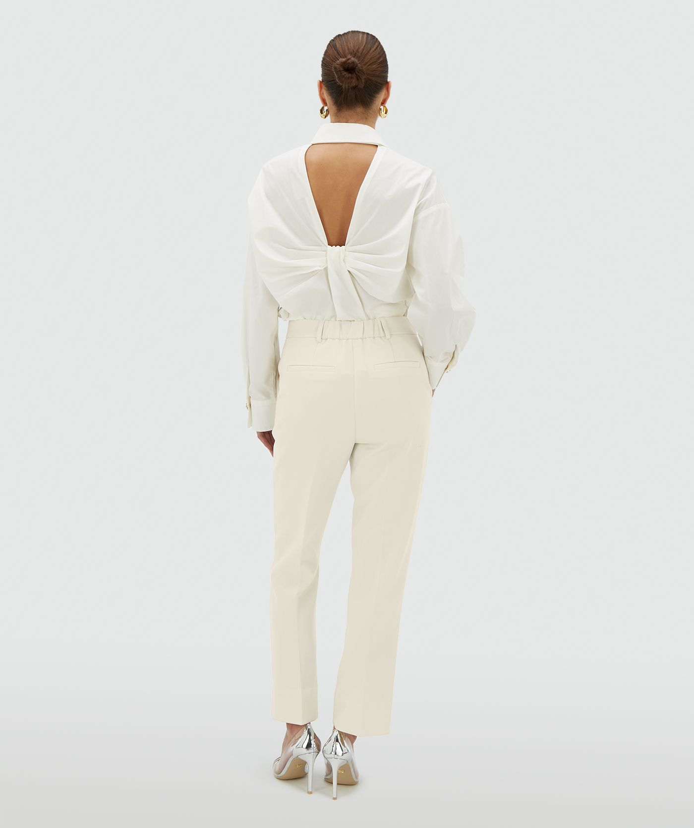 Achteraanzicht van een model in een mid rise straight fit creme white pantalon - JOSH V