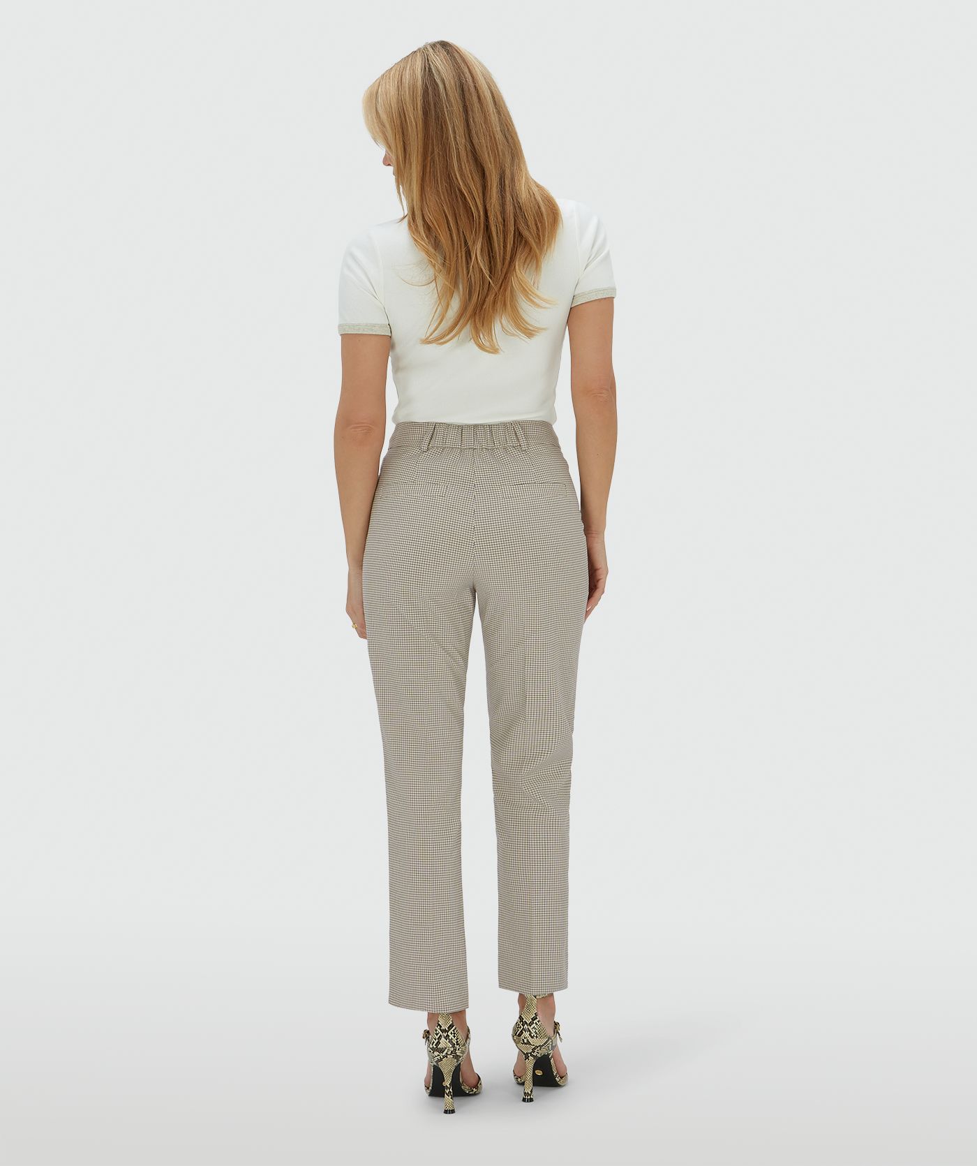 Achteraanzicht van een model in een mid rise pantalon in het Stone Check-patroon