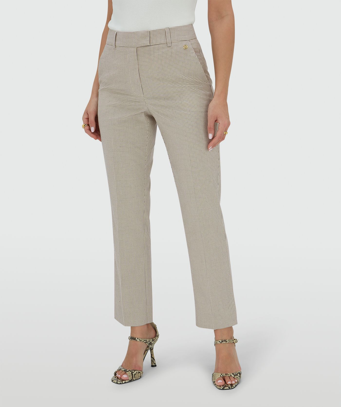 Ingezoomd beeld van een model in een mid rise pantalon in het Stone Check-patroon