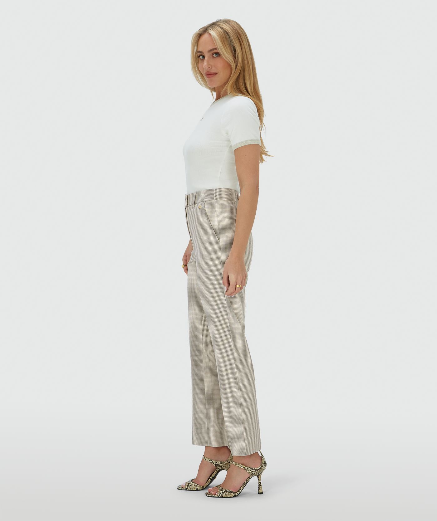 Zijaanzicht van een model in een mid rise pantalon in het Stone Check-patroon