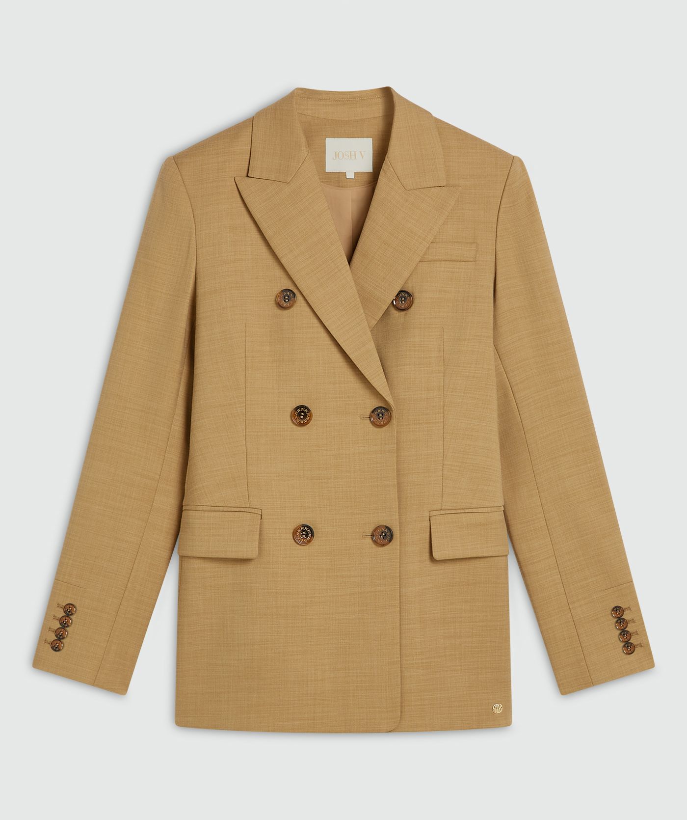 Een fitted blazer in de kleur Light Camel, weergegeven op een lichtgrijze achtergrond