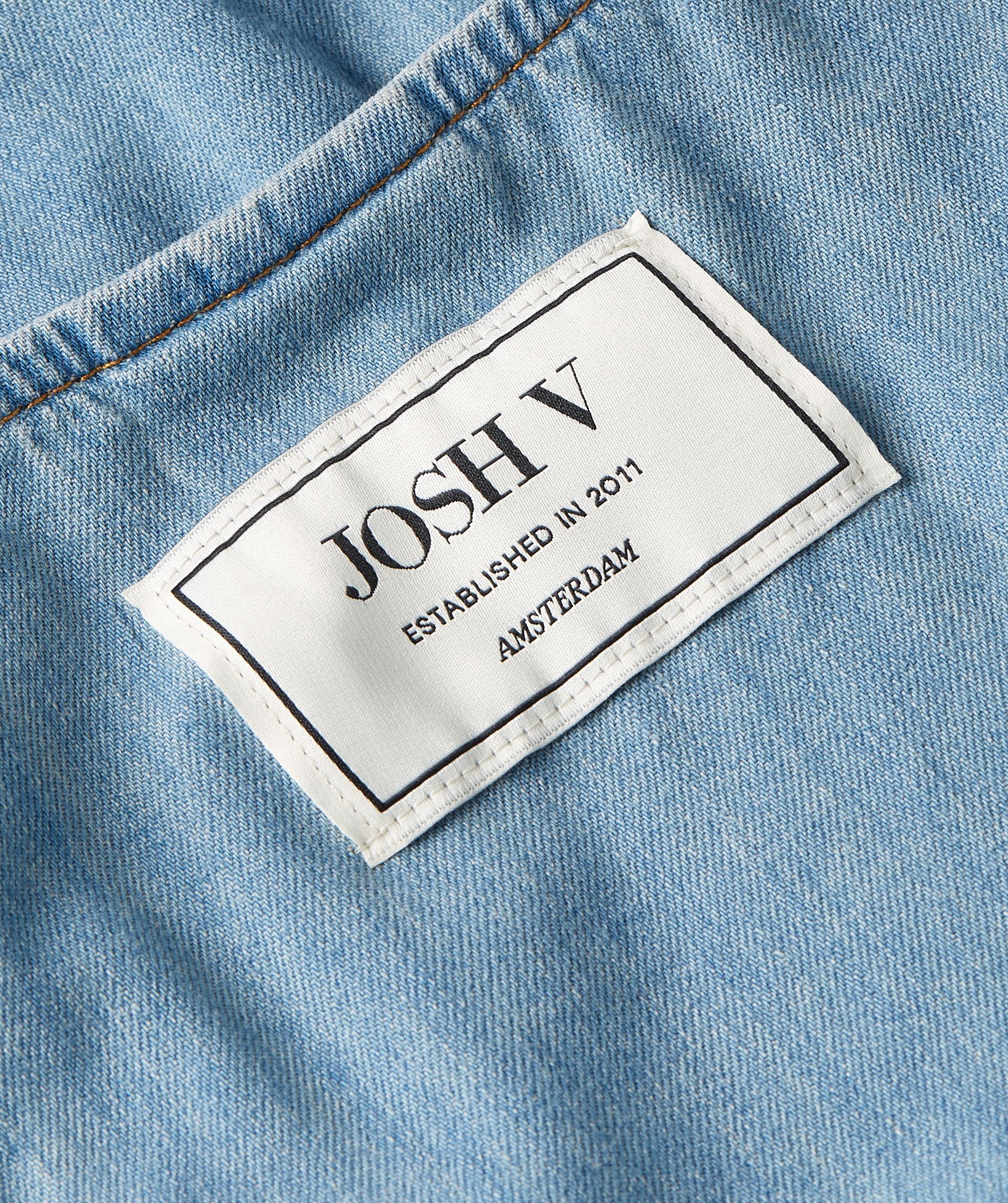 Close-up van een getailleerde top met peplum in de kleur Mid Blue Denim
