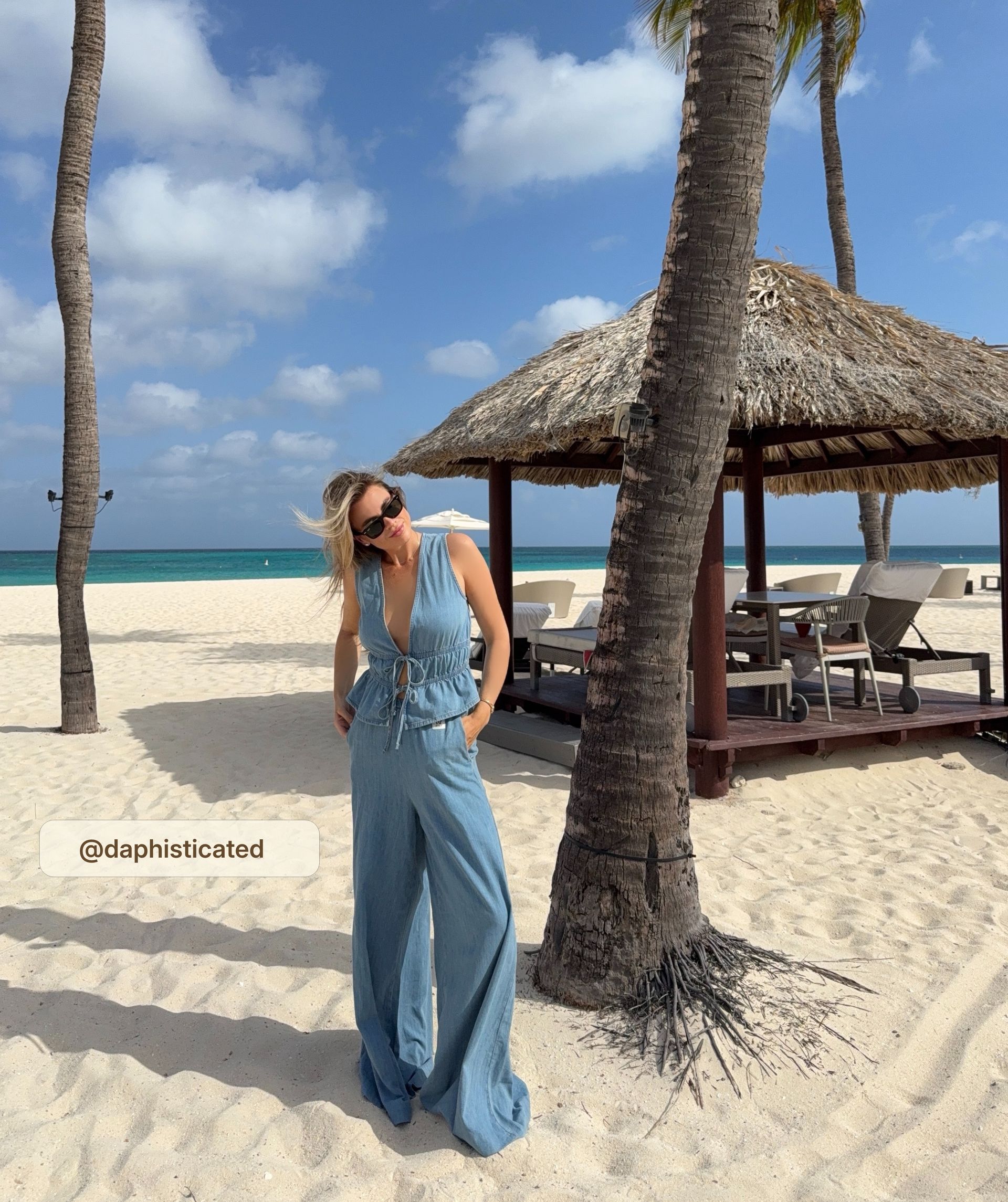 Model draagt een getailleerde top met peplum in de kleur Mid Blue Denim
