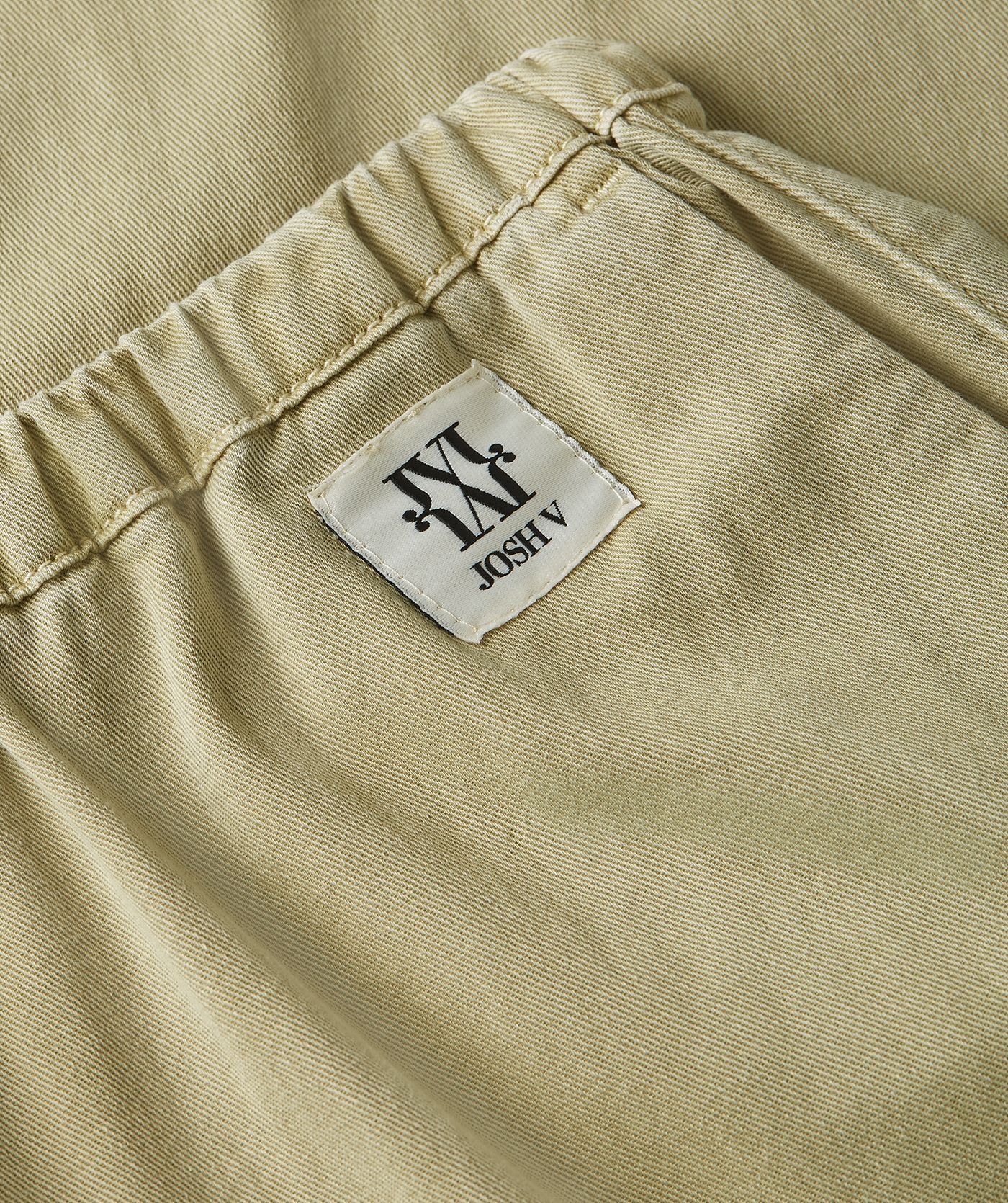 Close-up van een wide leg pantalon in de kleur Dark Pistachio