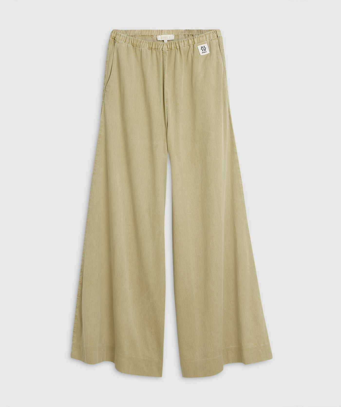 Een wide leg pantalon in de kleur Dark Pistachio, weergegeven op een lichtgrijze achtergrond