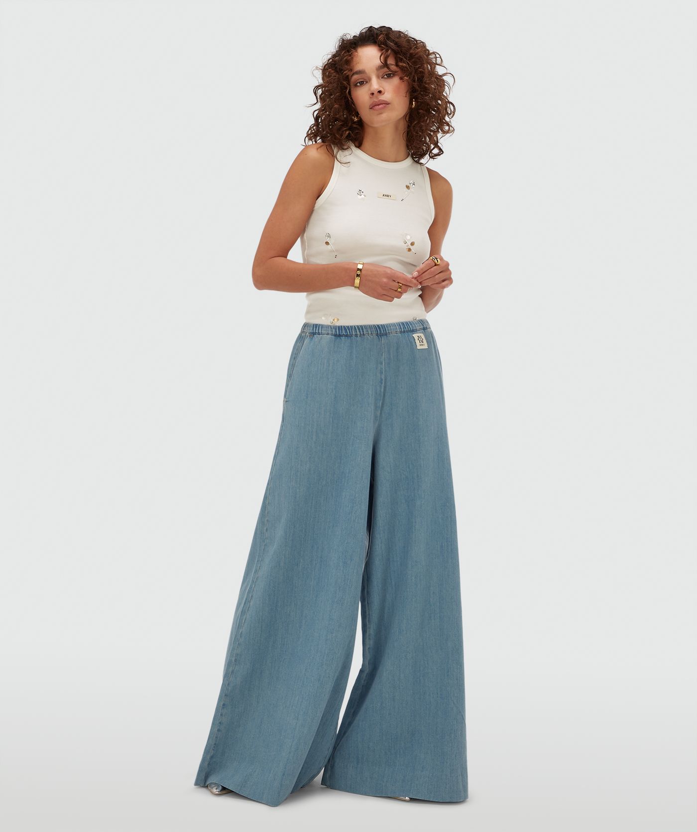 Model draagt een wide leg pantalon in denim look