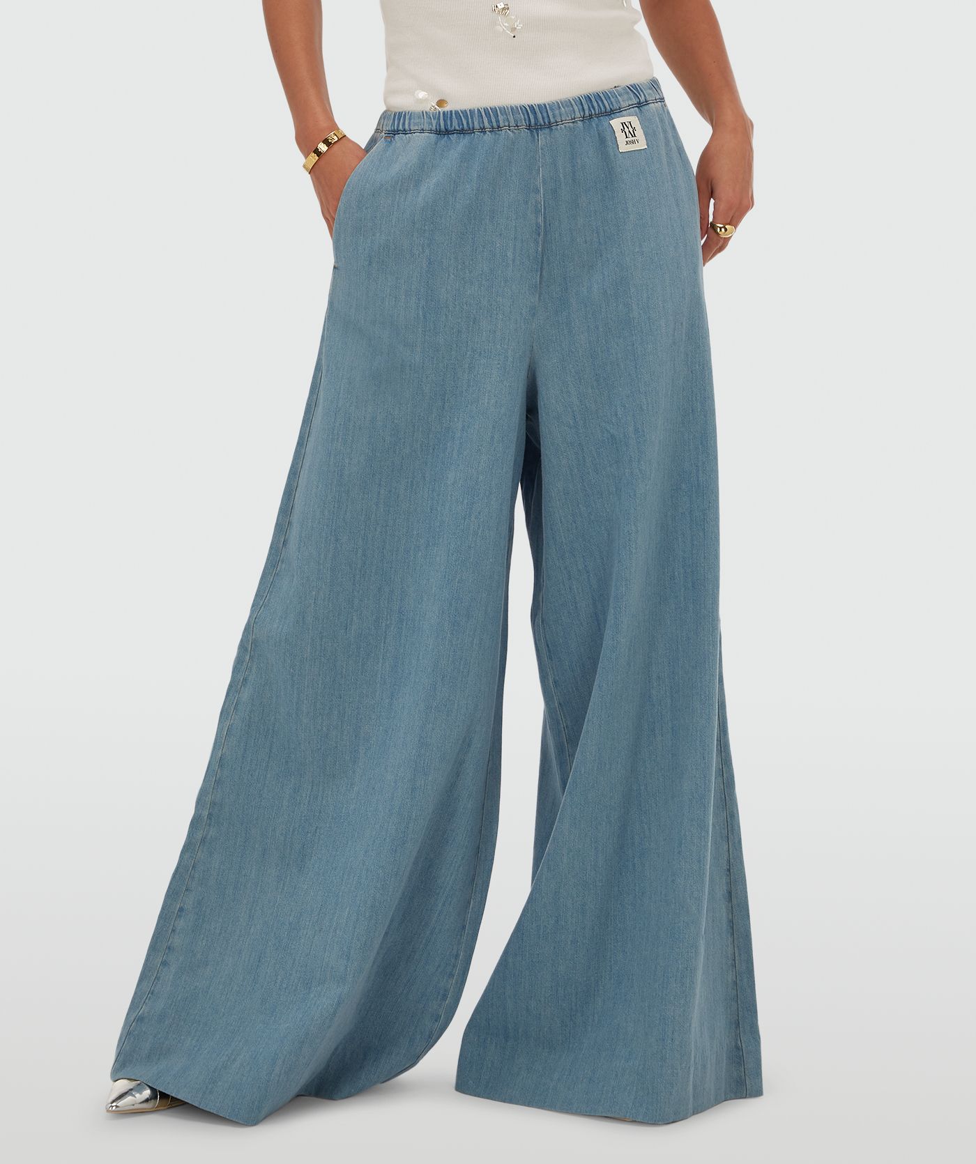 Model draagt een wide leg pantalon in denim look