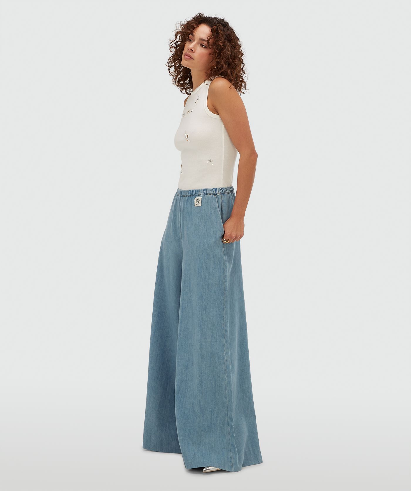 Model draagt een wide leg pantalon in denim look