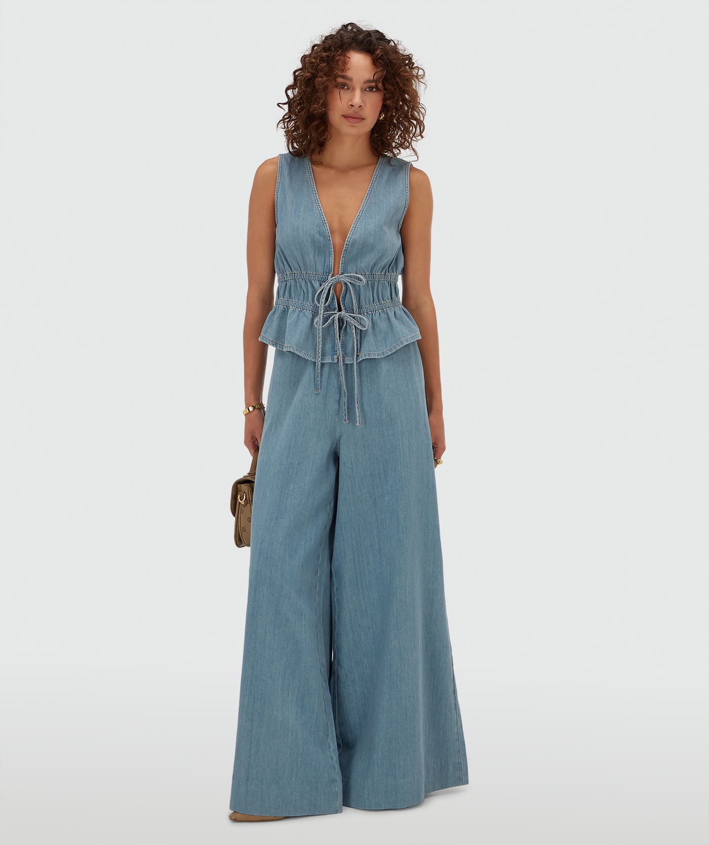 Model draagt een wide leg pantalon in denim look