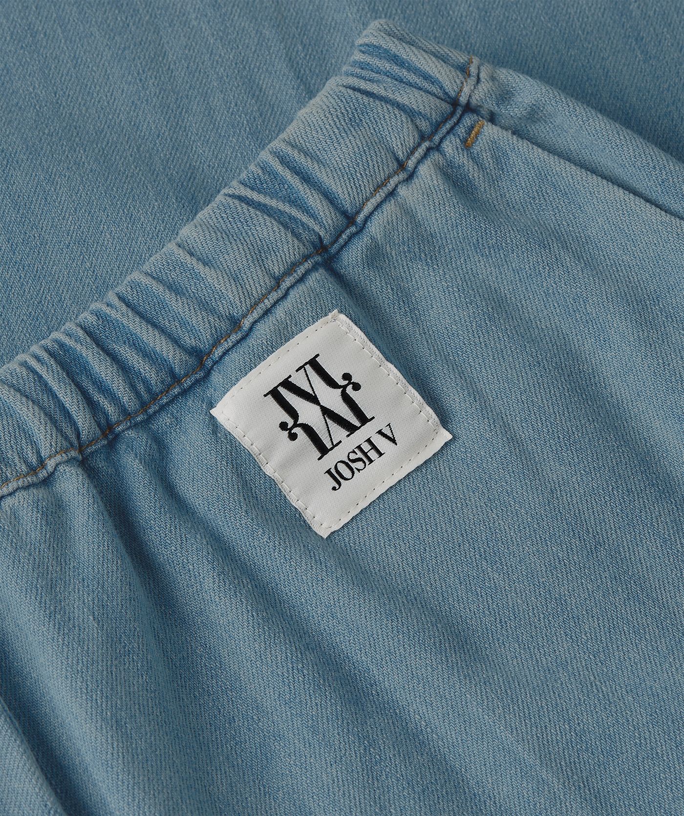 Close-up van een wide leg pantalon in denim look