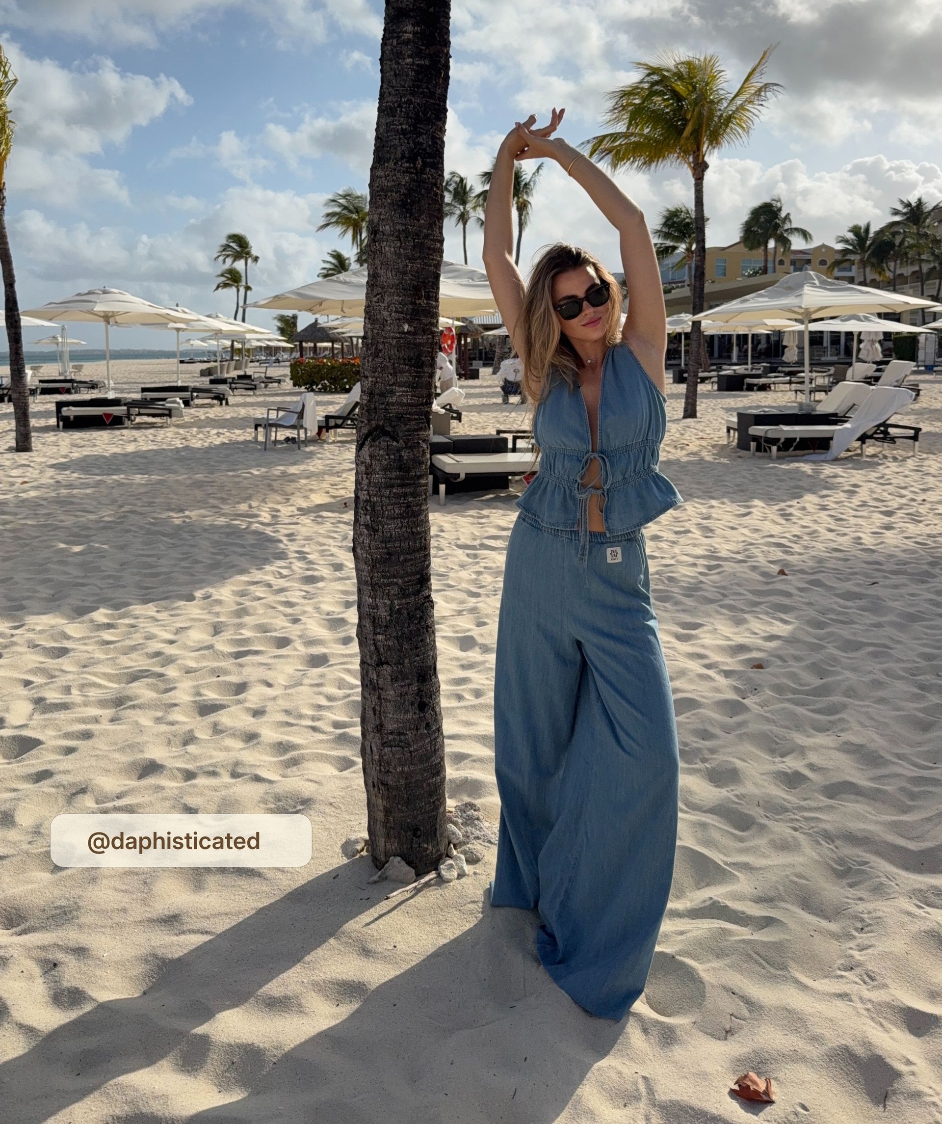 Model draagt een wide leg pantalon in denim look
