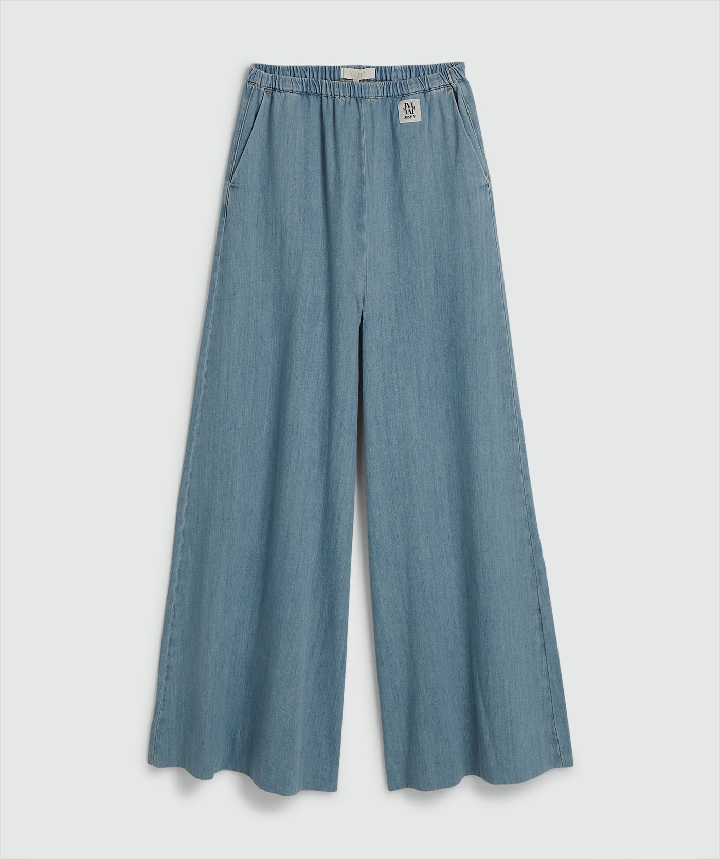 Een wide leg pantalon in denim look, zonder model, weergegeven op een lichtgrijze achtergrond
