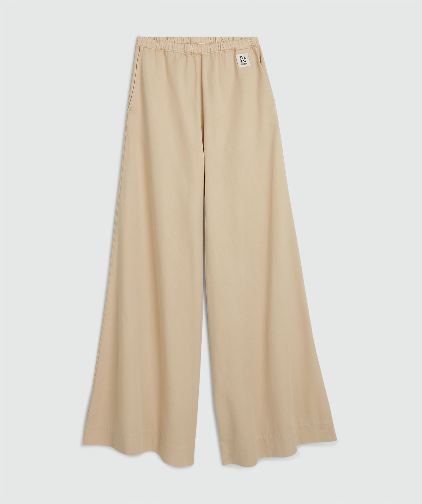 Een wide leg pantalon, in de kleur Oat, weergegeven op een lichtgrijze achtergrond