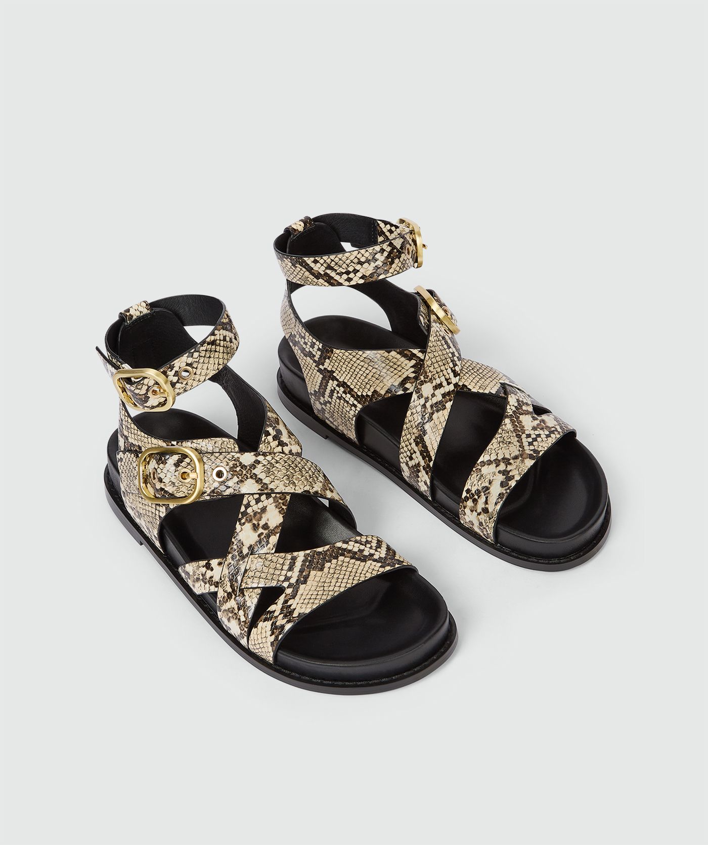Sandalen met snake print, zonder model, weergegeven op een lichtgrijze achtergrond