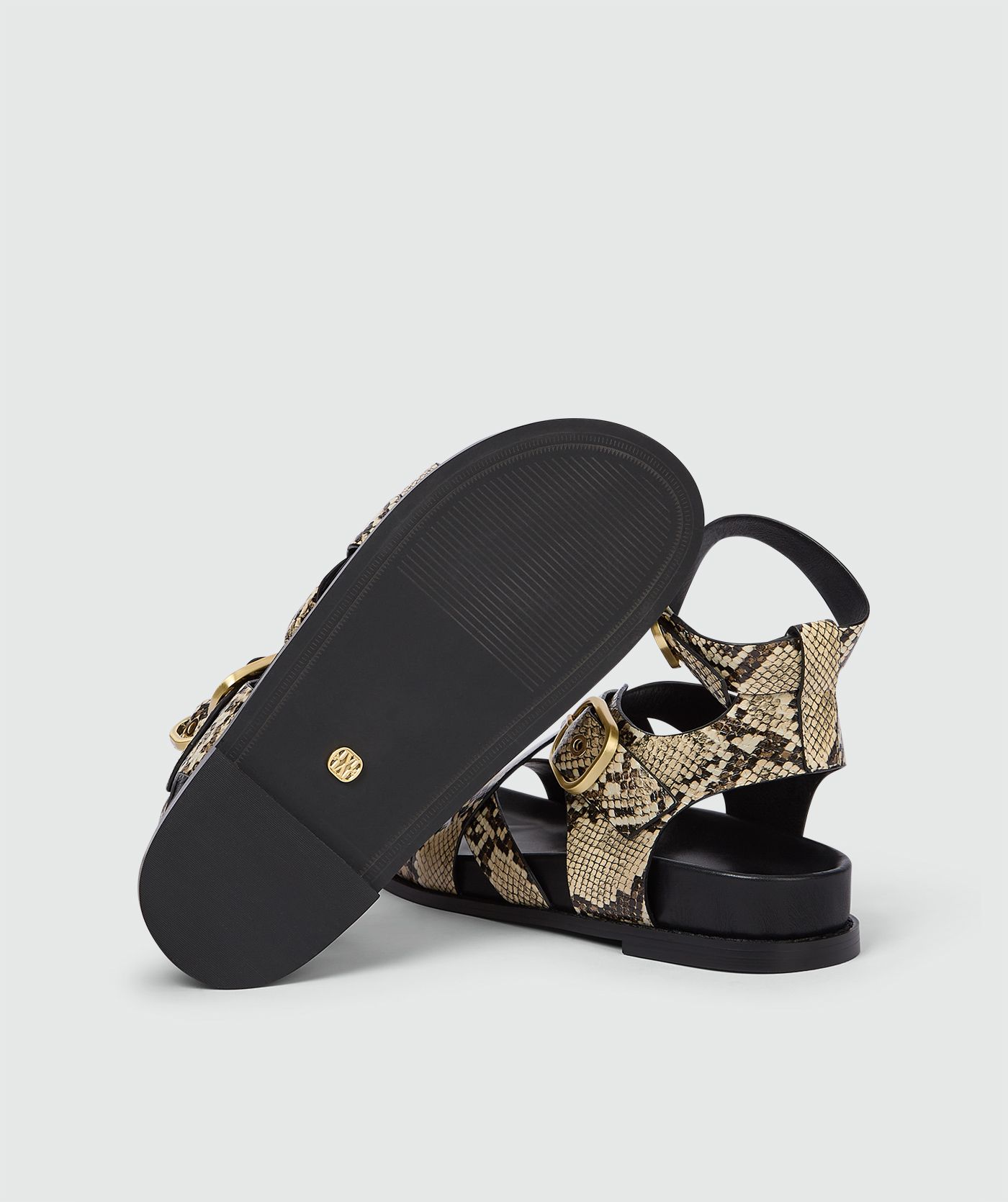 Sandalen met snake print, zonder model, weergegeven op een lichtgrijze achtergrond