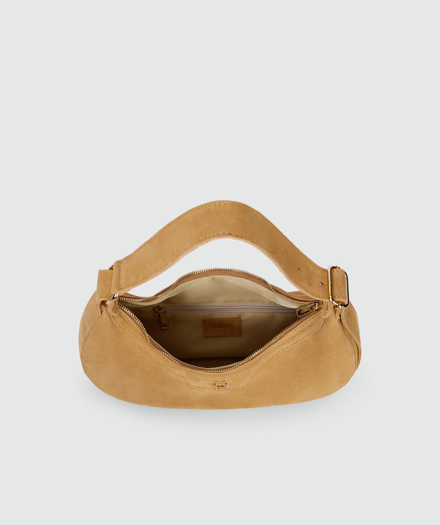 Bovenaanzicht van een suède tas in de kleur Light Camel, voorzien van een ritssluiting, een verstelbaar hengsel en een klein binnenvakje met ritssluiting