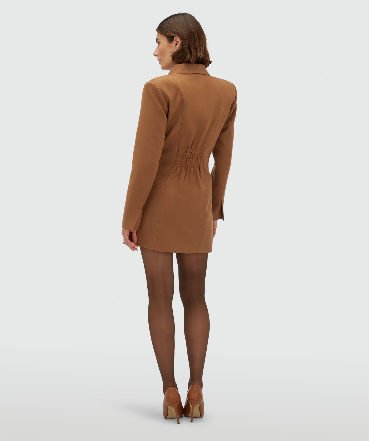 Achteraanzicht van een model in een cognac kleurige fitted bladerjurk