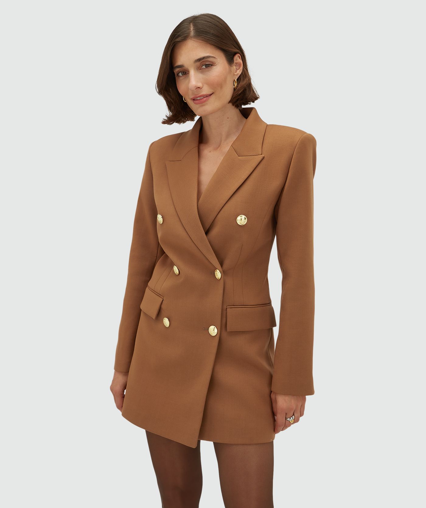 Model draagt een fitted bladerjurk in cognac kleur