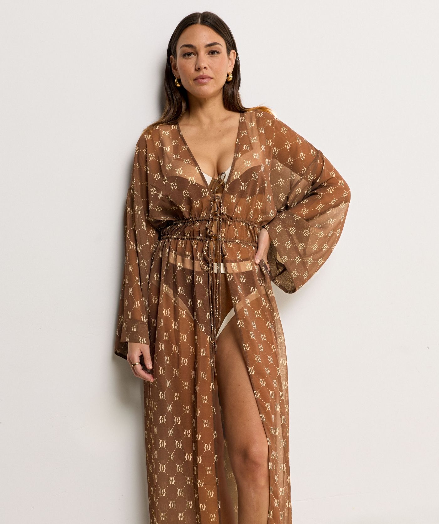 Model draagt een oversized kimono met logoprint in de kleur Brown