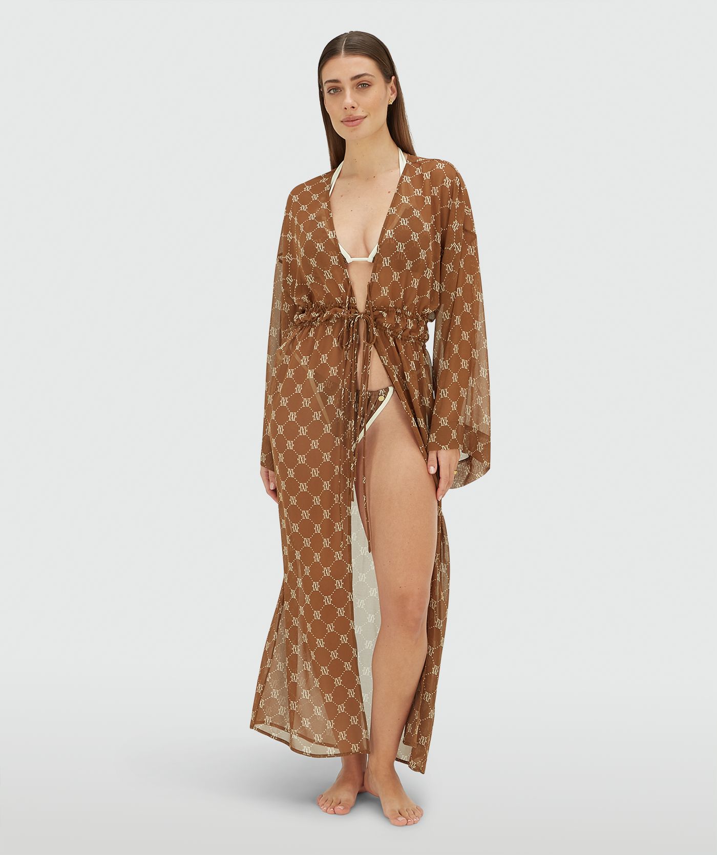 Model draagt een oversized kimono met logoprint in de kleur Brown