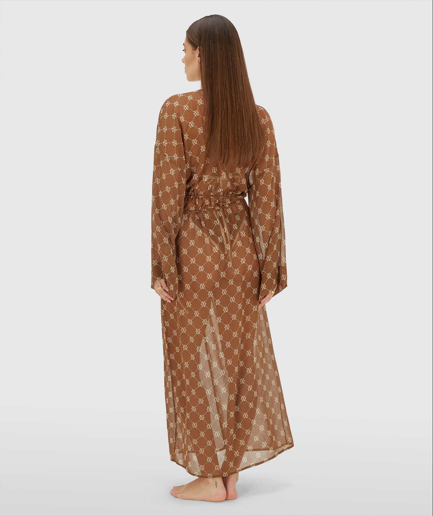 Achterzijde van een model in een oversized kimono met logoprint in de kleur Brown