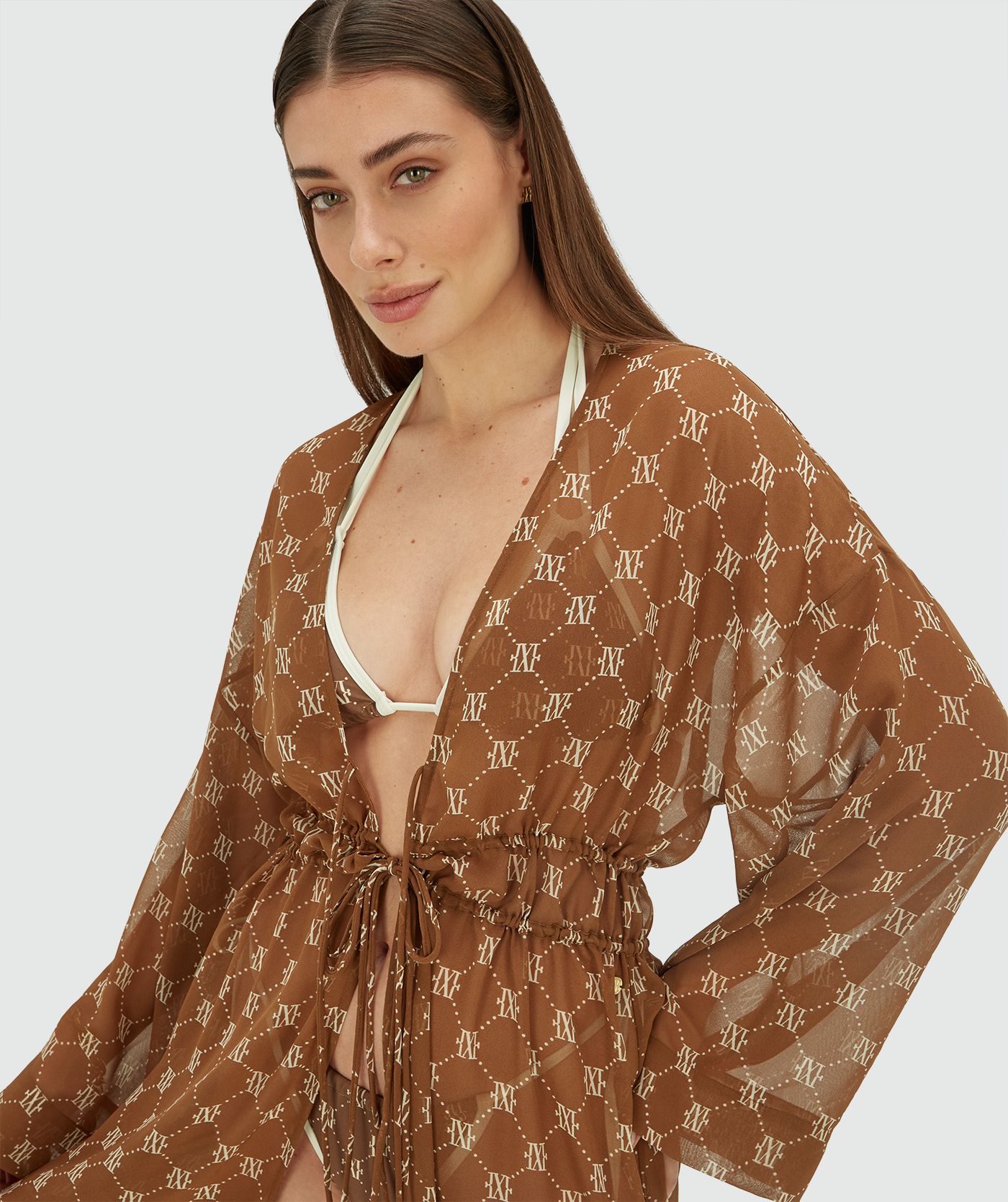 Model draagt een oversized kimono met logoprint in de kleur Brown