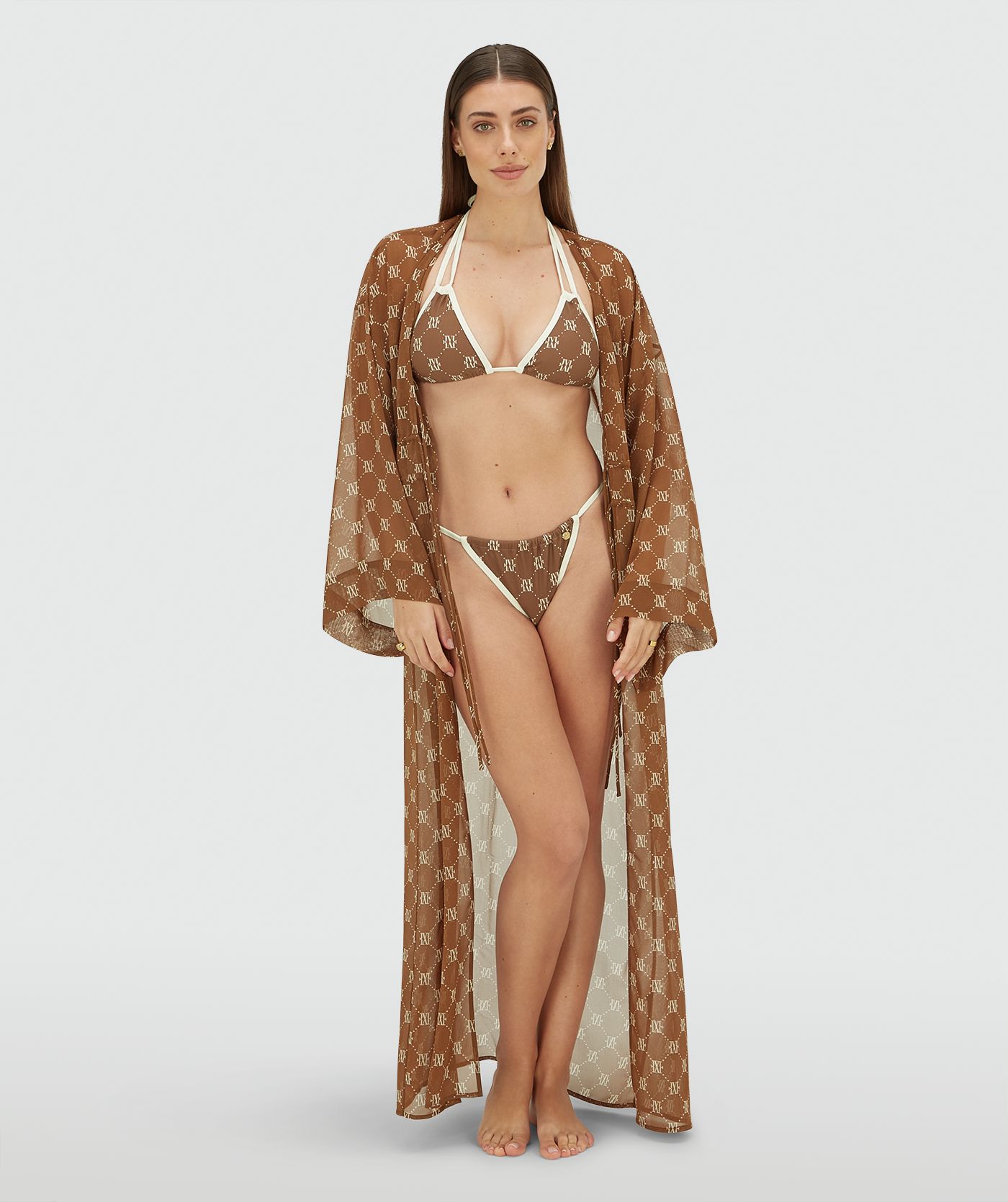 Model draagt een oversized kimono met logoprint in de kleur Brown