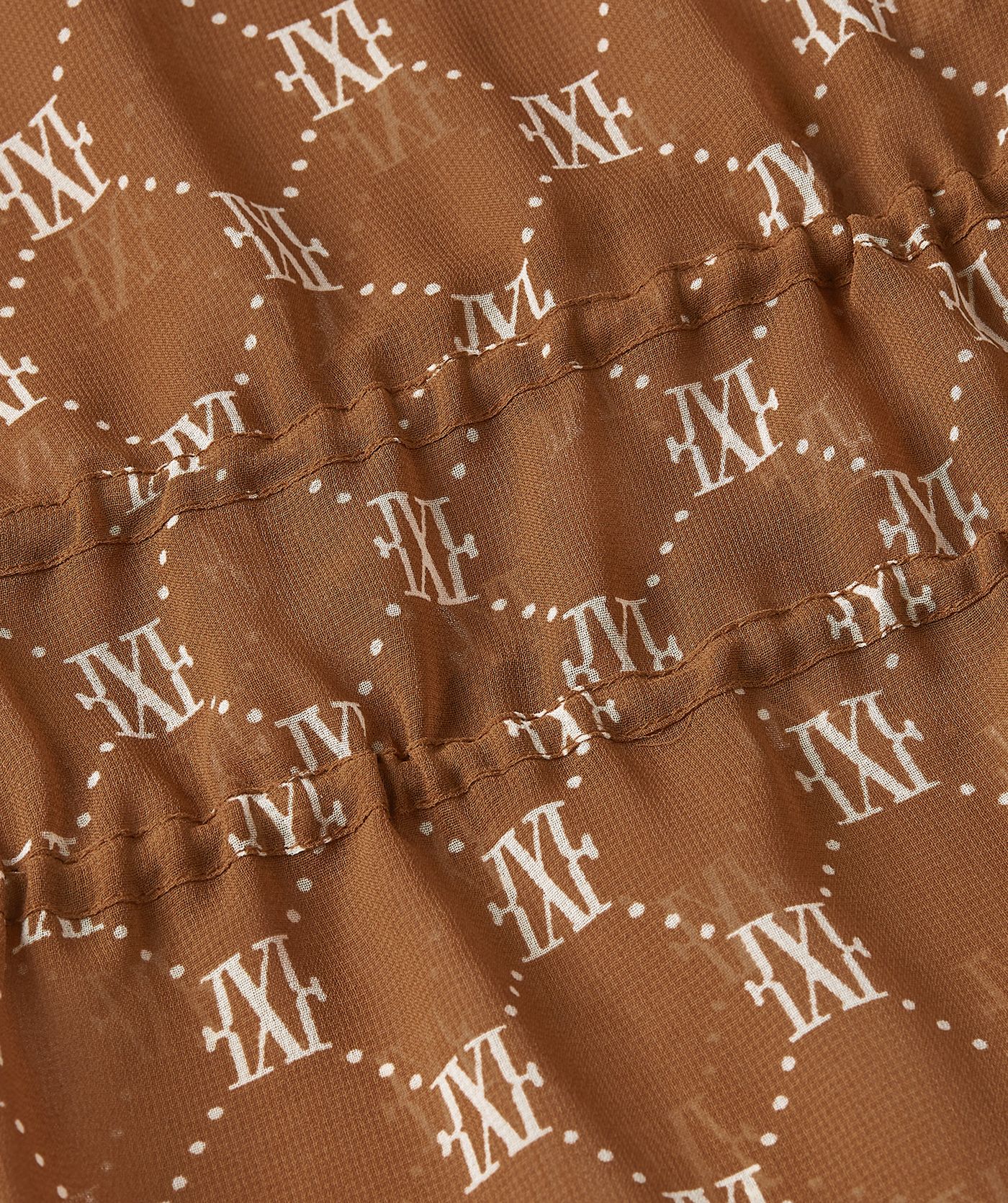 Close-up van een oversized kimono met logoprint in de kleur Brown