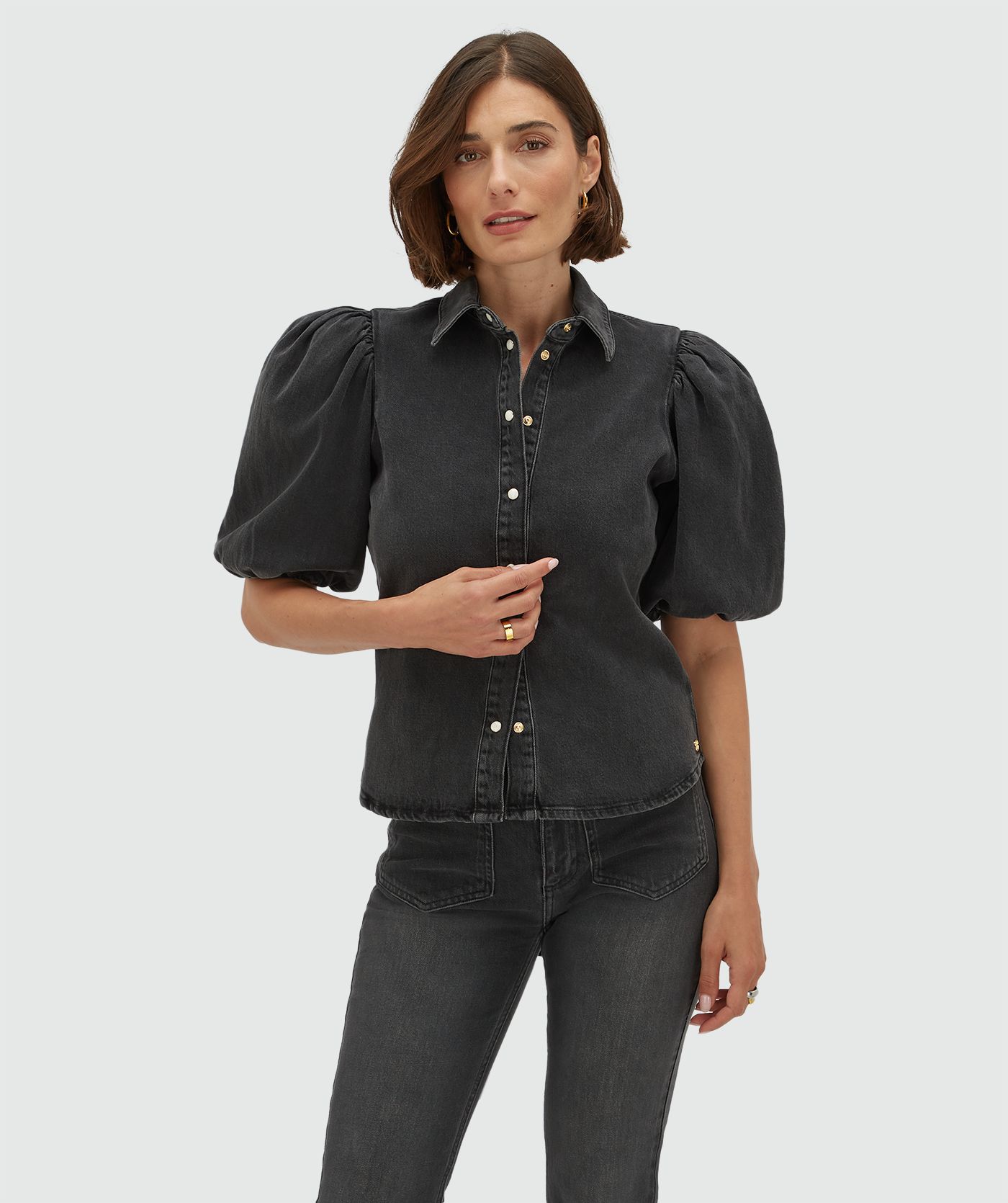Model draagt een regular fit denim blouse met strikdetail