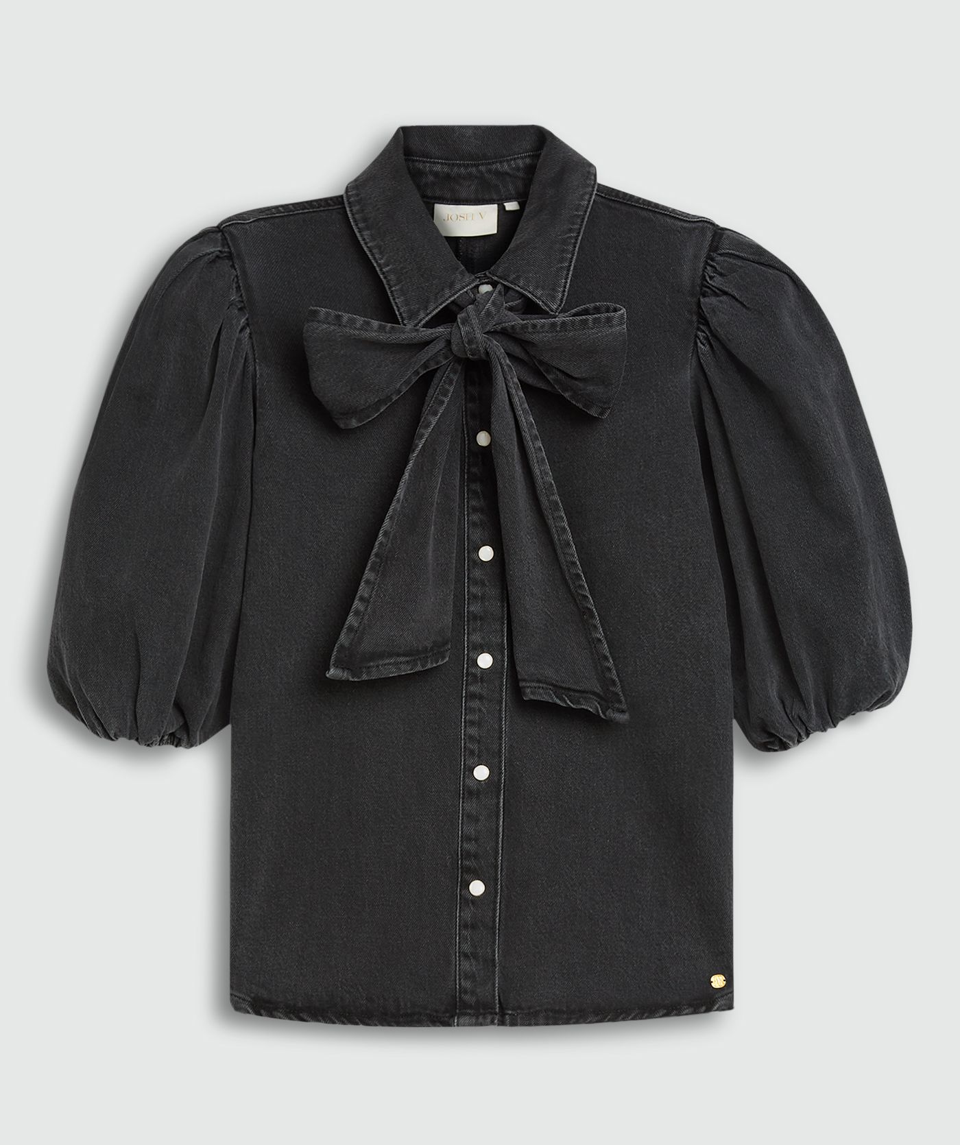 Regular fit denim blouse met strikdetail zonder model, weergegeven op een licht grijze achtergrond