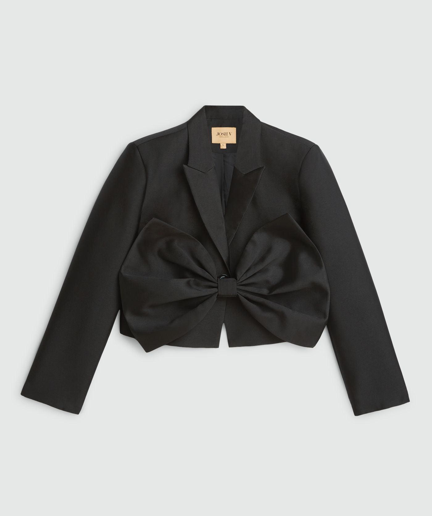 Zwarte korte blazer met strik aan de voorzijde zonder model, weergegeven op een lichtgrijze achtergrond - JOSH V